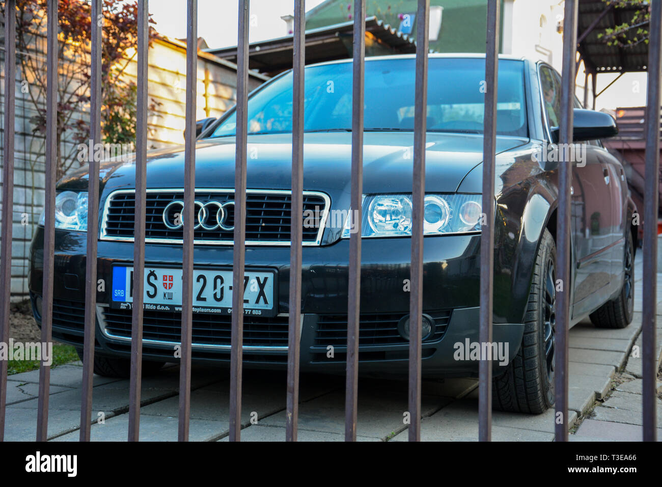 Audi A4 B6 hinter Tor Stockfoto