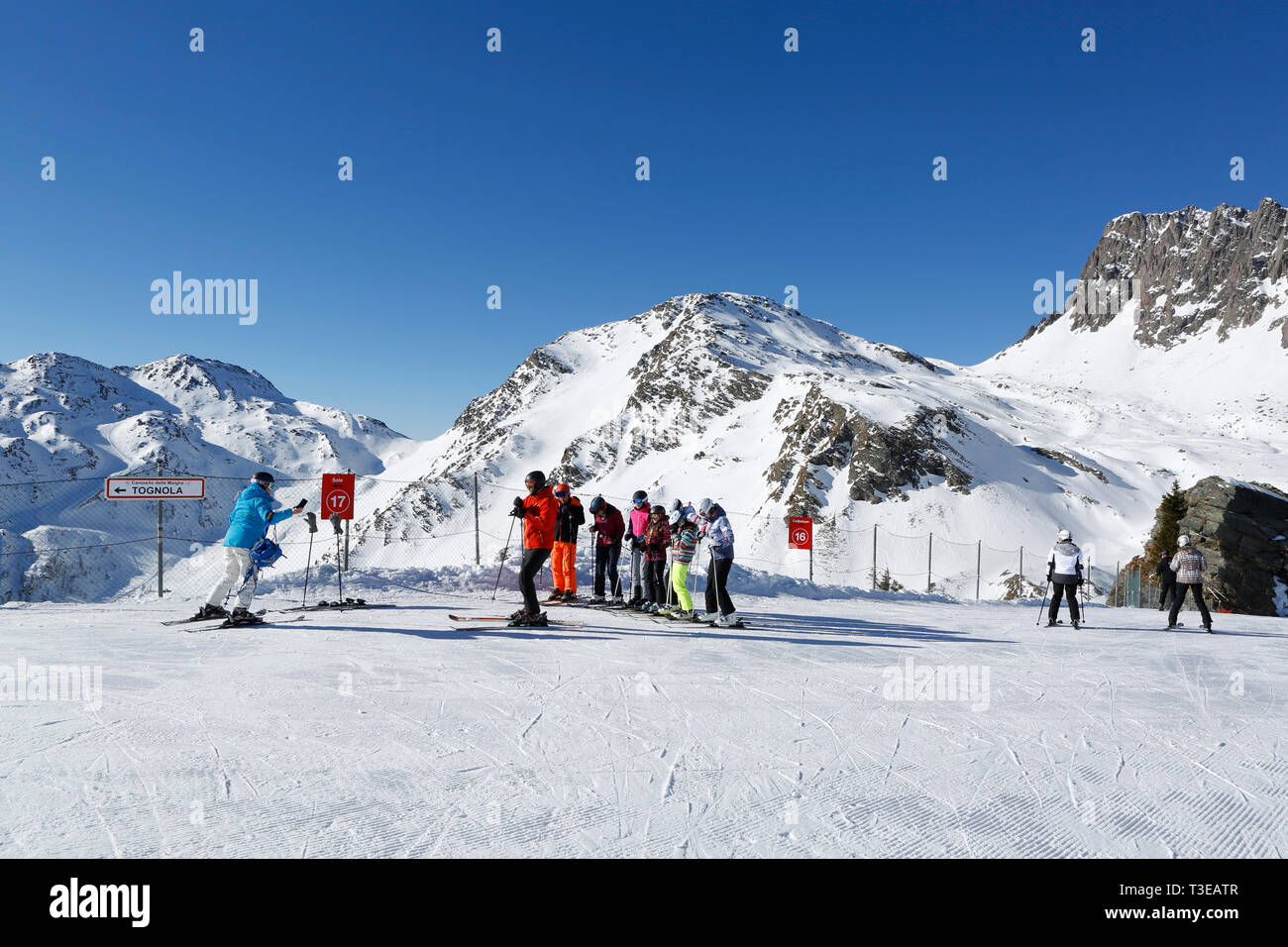 Eine Gruppe von Skifahrern ist fotografiert. Stockfoto