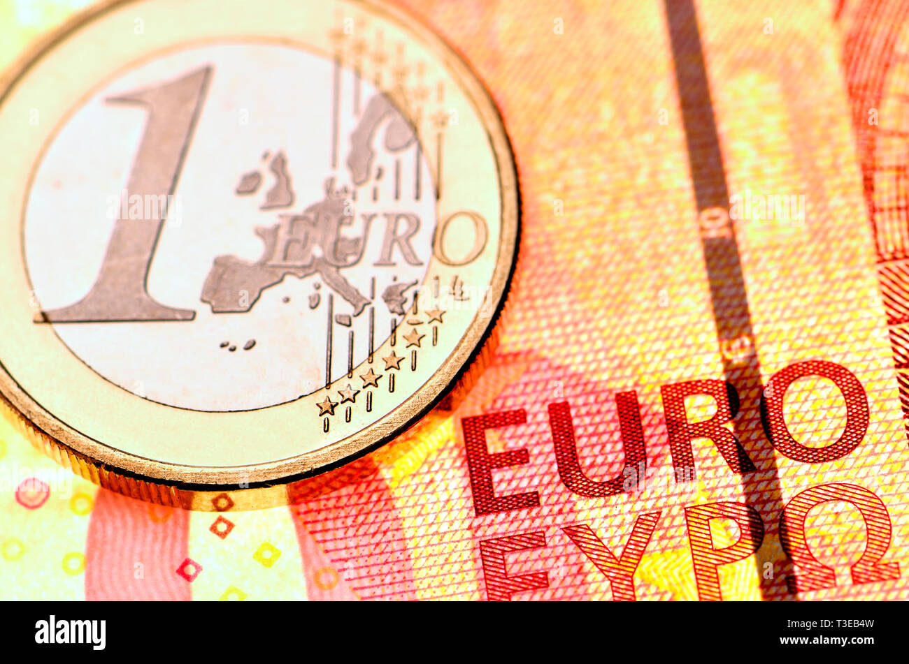 1 Euro Münze auf 10 Euro Hinweis Stockfoto