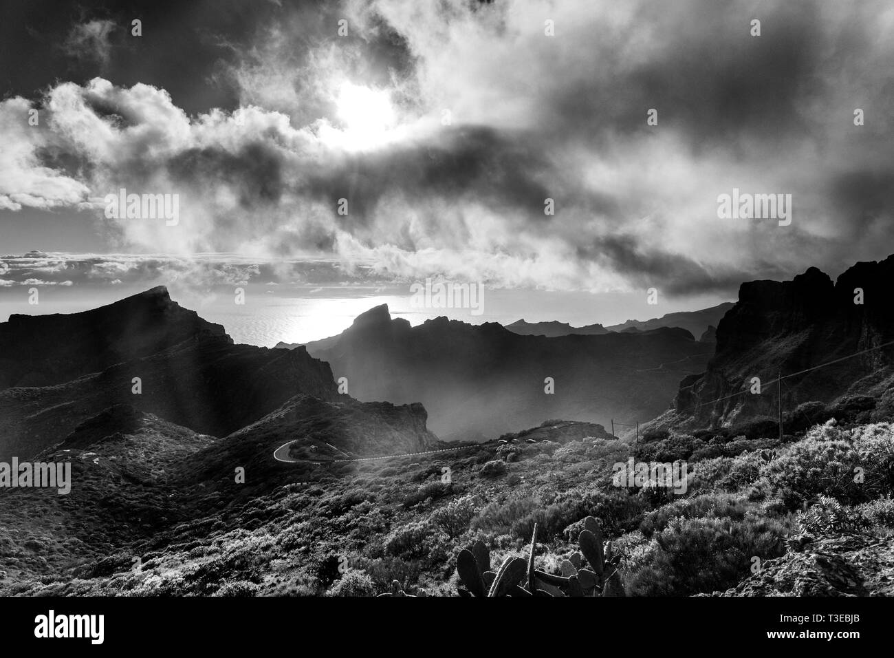 Regenwolken weht über den Himmel spät am Tag kurz vor Sonnenuntergang über dem Teno Masif als von der Degollada del Cherfe, Masca, Teneriffa, Canar gesehen Stockfoto