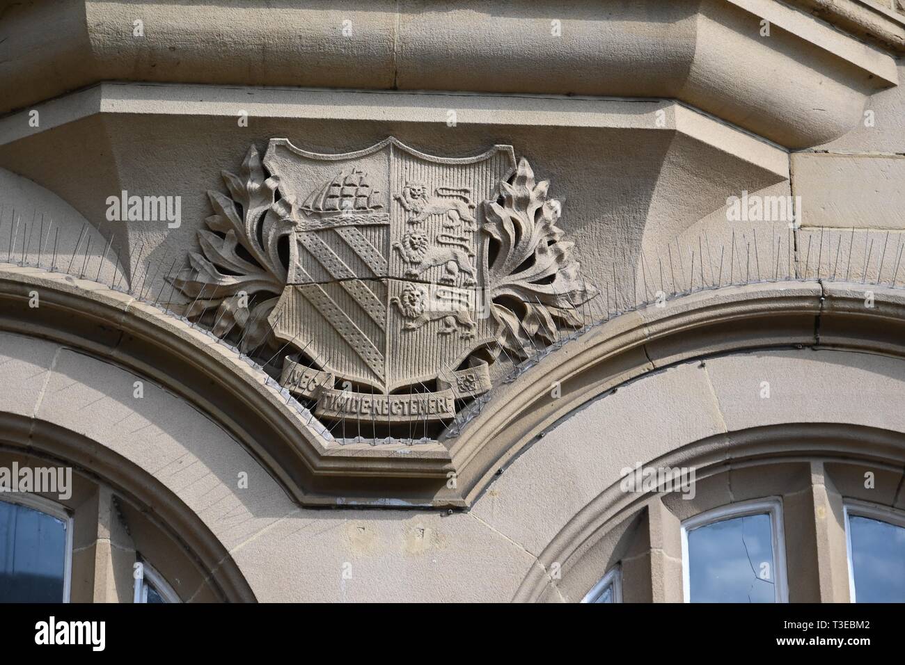 Eine lateinische Motto auf der NatWest Bank in Glossop, Derbyshire. Stockfoto