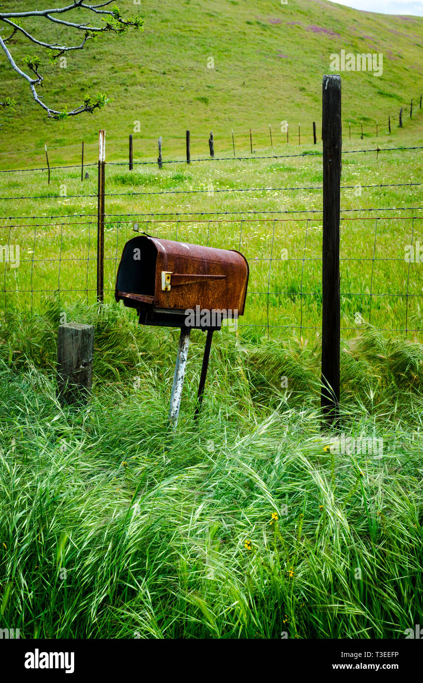 Eine alte verlassene und misshandelte mail box in der zentralen Kalifornien Diablo Mountain Range Frühjahr 2019 USA Stockfoto