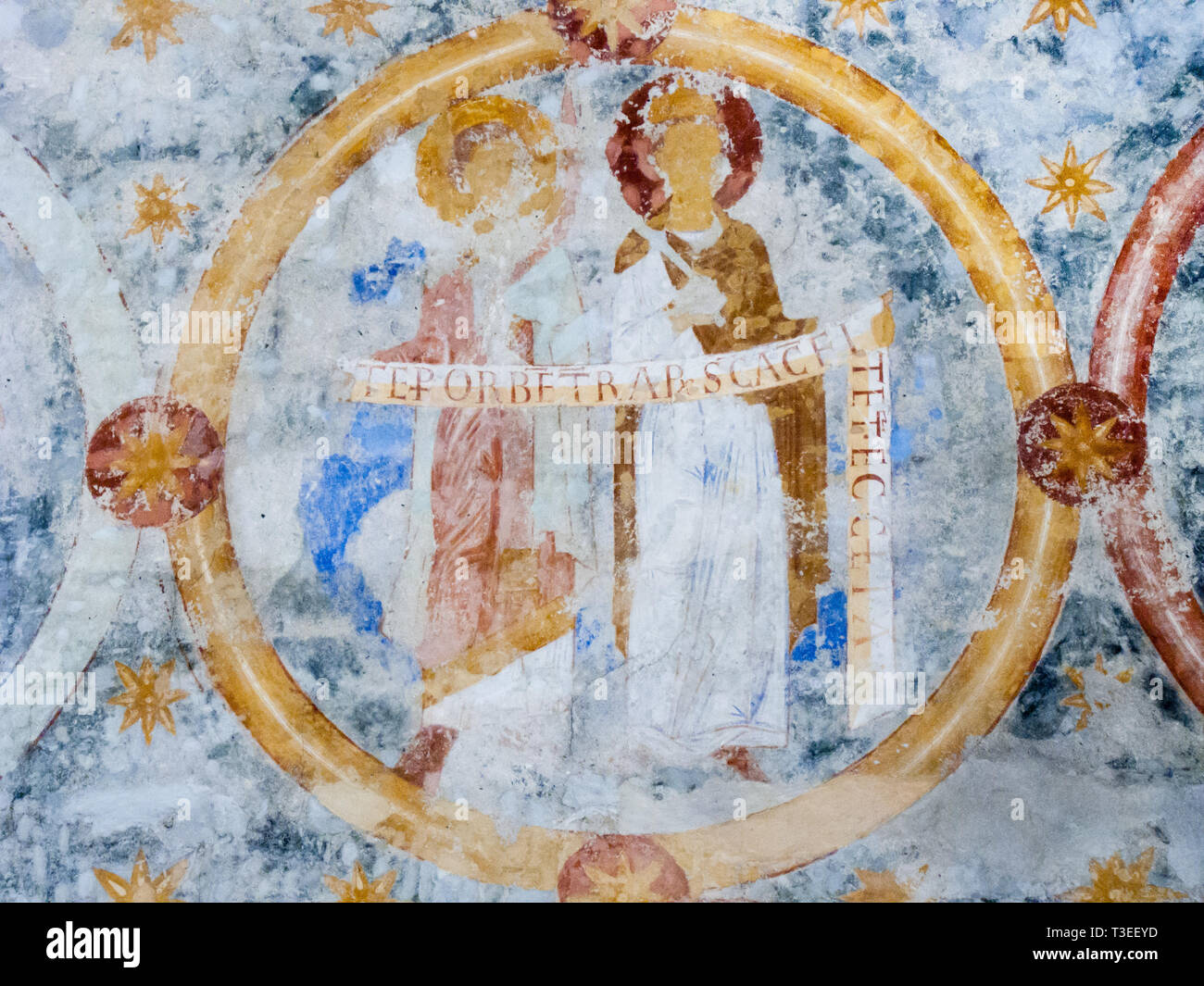 Heiligen mit Text Bands des Glaubensbekenntnisses, eine romanische Wandmalerei im byzantinischen Stil von 1121, Va-Kirche, Schweden - 9. Oktober 2009 Stockfoto