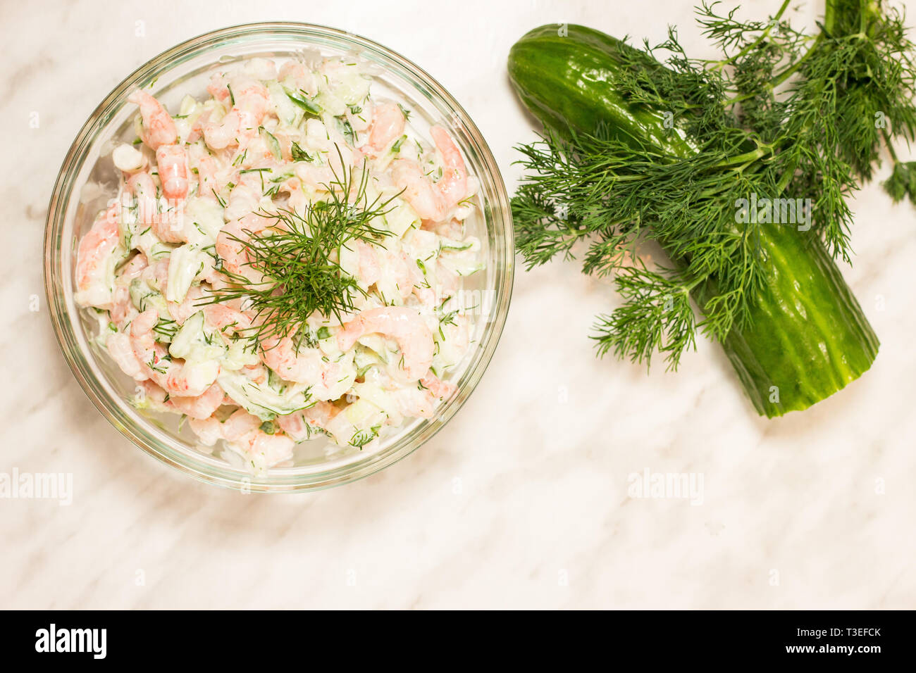 Shrimpsalat mit Dill in eine Schüssel geben. Stockfoto