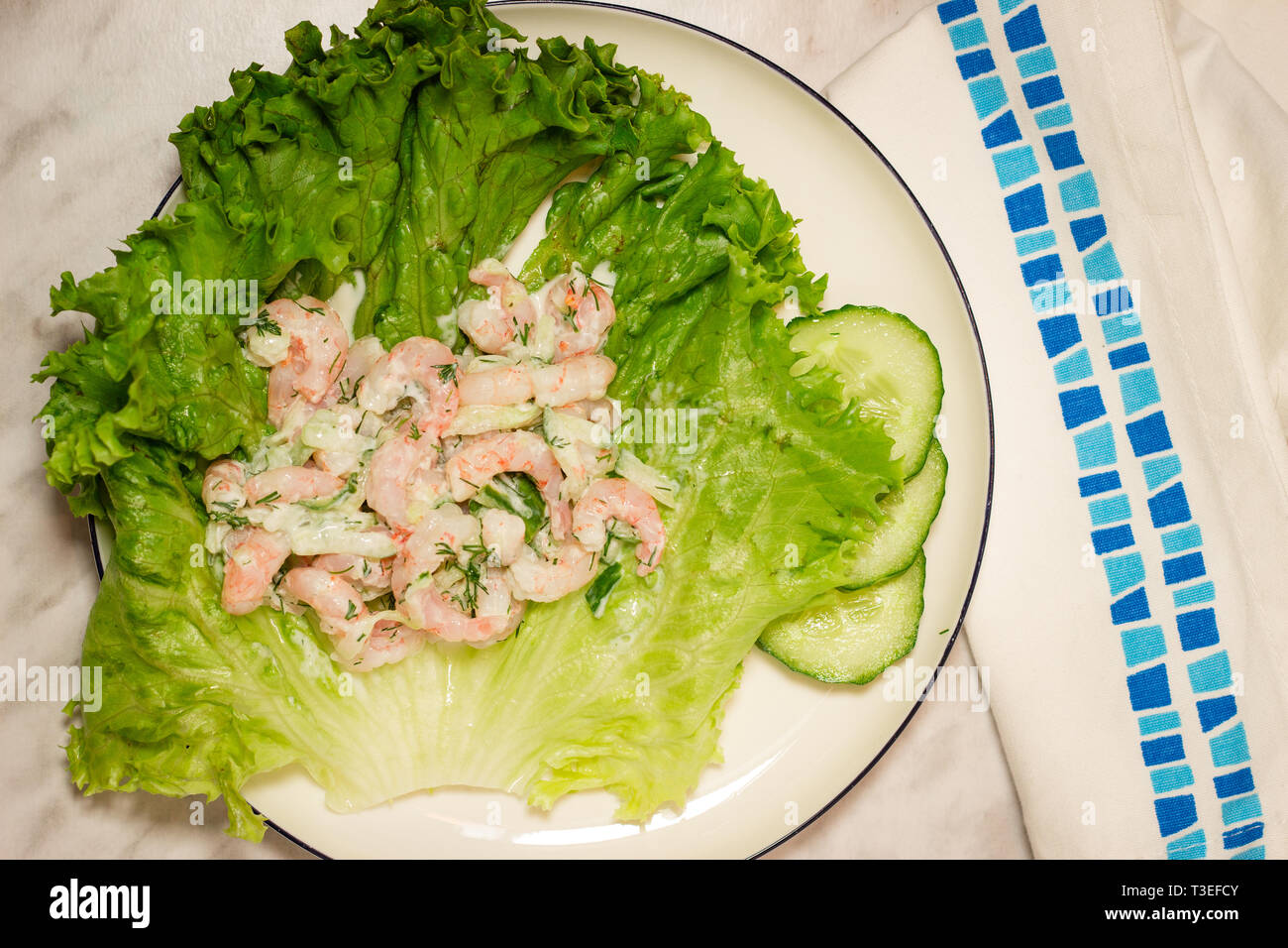 Garnelen Salat auf Salatblatt. Stockfoto