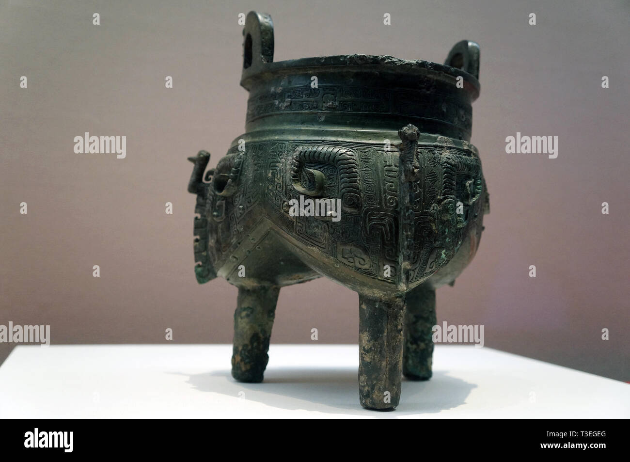 Ding Kochen Schiff mit taotie Design, China, Bronze, Shang-dynastie, 13. bis 11. Jahrhundert v. Chr. Stockfoto
