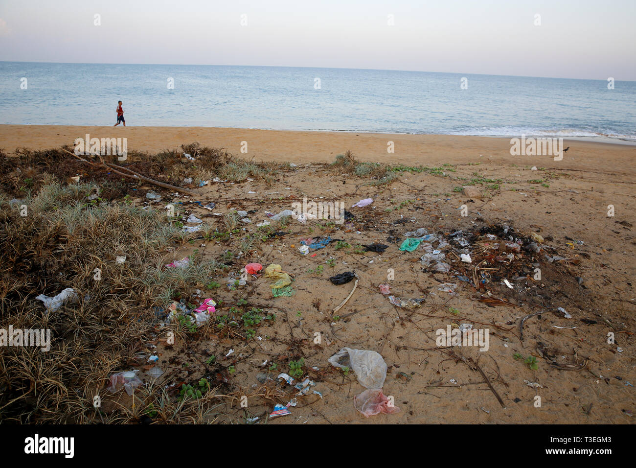 Kunststoff Umweltverschmutzung auf den Strand von lakkadiven Meer. Chilaw, Sri Lanka Stockfoto