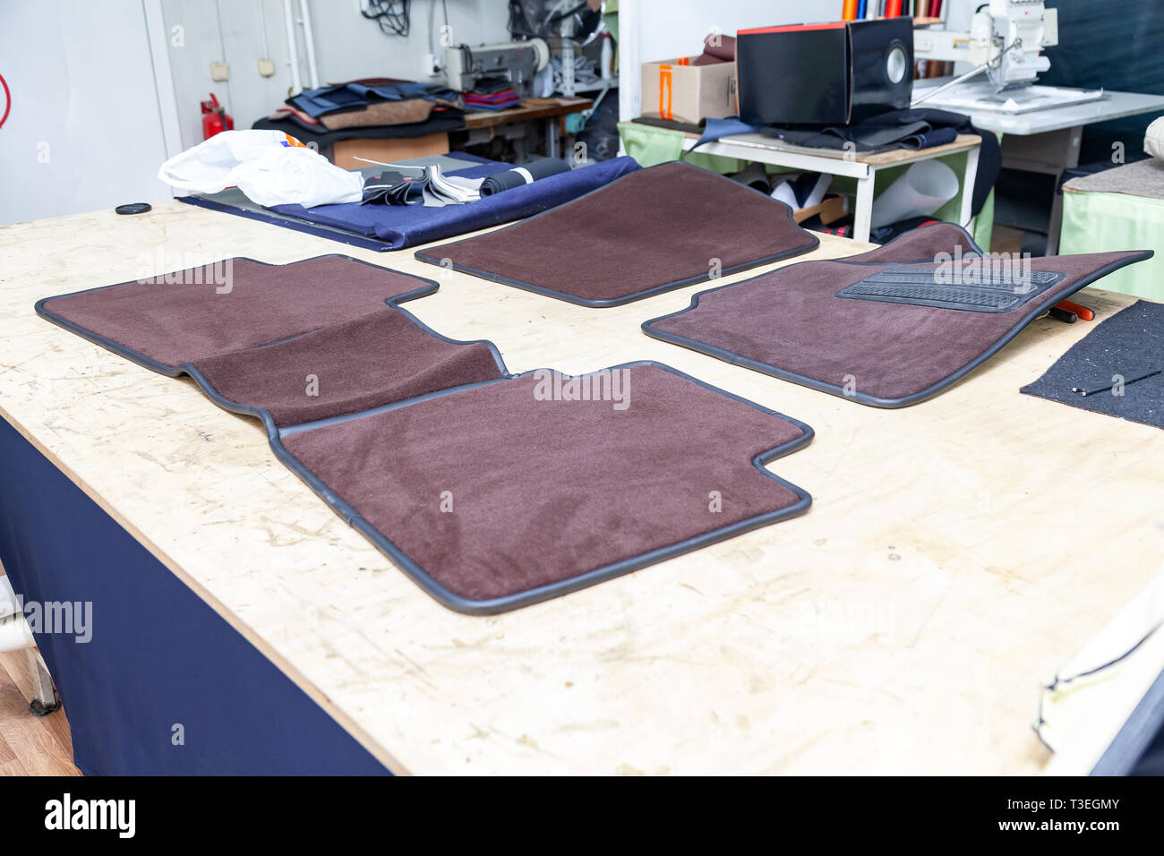 Auto 3D handgefertigte Fußmatten von brauner Farbe aus Wolle für die  vorderen und hinteren Insassen eines Fahrzeugs in einem Innenraum Design  Workshop mit Tools Stockfotografie - Alamy