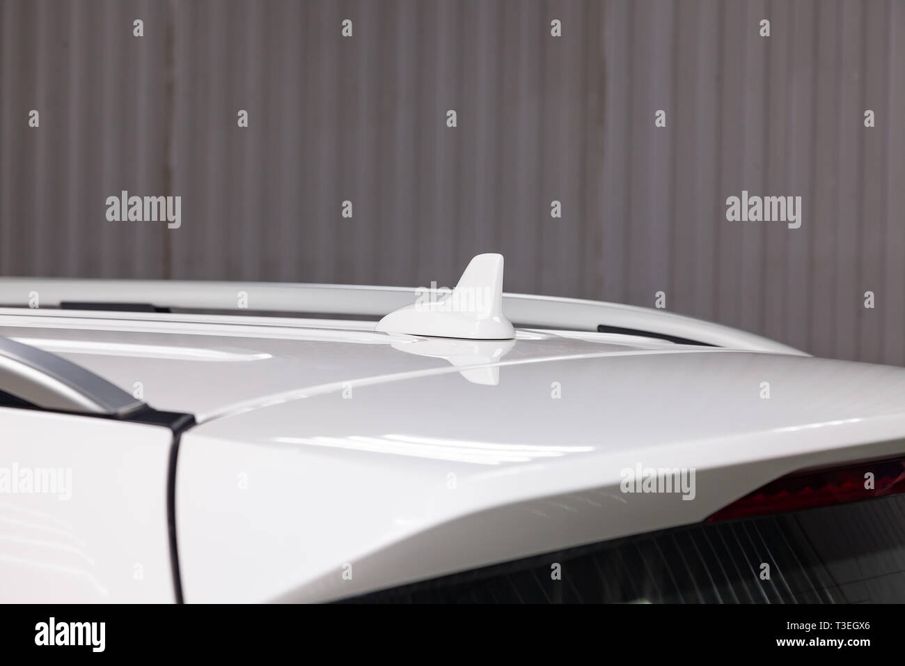 Auto Antenne auf dem Dach eines weißen Auto für Signalisierung GPS,  Bluetooth und Fernsehen Stockfotografie - Alamy