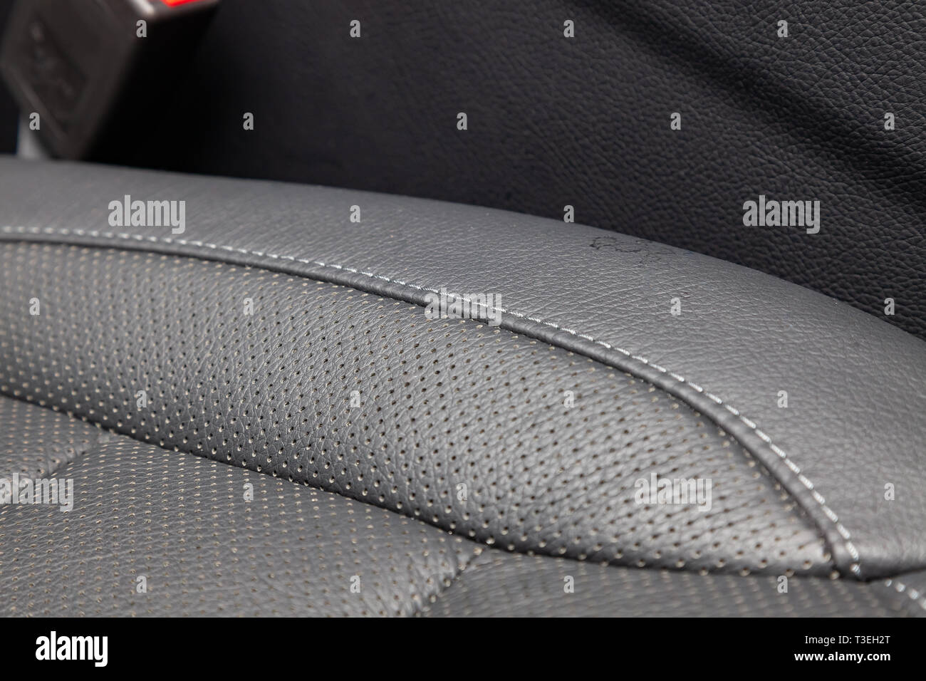 Innenraum der SUV-Auto mit einem umgebauten Leder in der Farbe Schwarz im  Austausch für die alten, abgenutzten Innenverkleidung in der Werkstatt für  die Reparatur des Sitzes tun Stockfotografie - Alamy