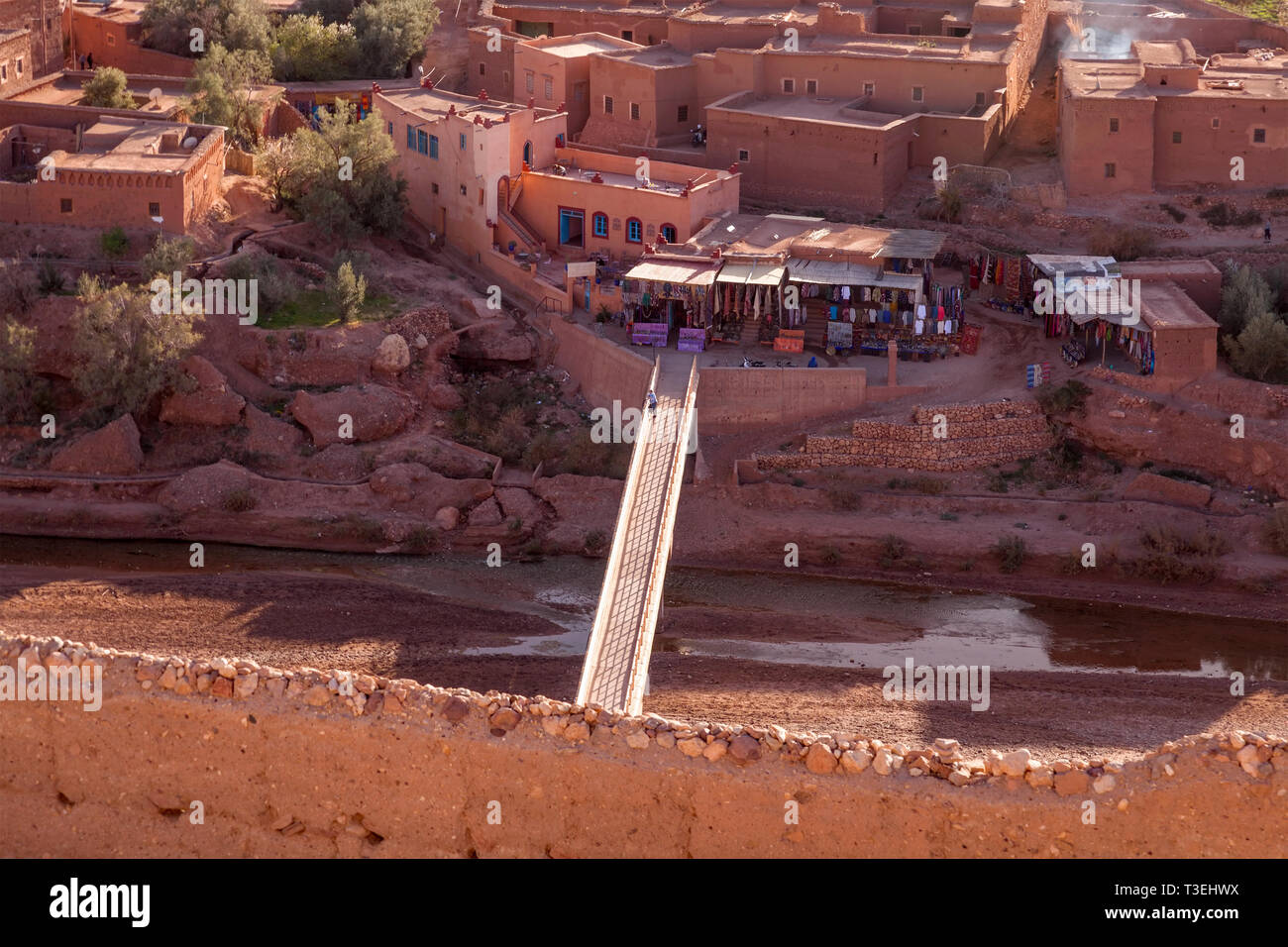 Eine Brücke der Asif Ounila River Crossing suchen in Richtung der Stadt Aït Benhaddou‌, Ouarzazate Provinz, Drâa-- Tafilalet, Marokko, Afrika. Stockfoto