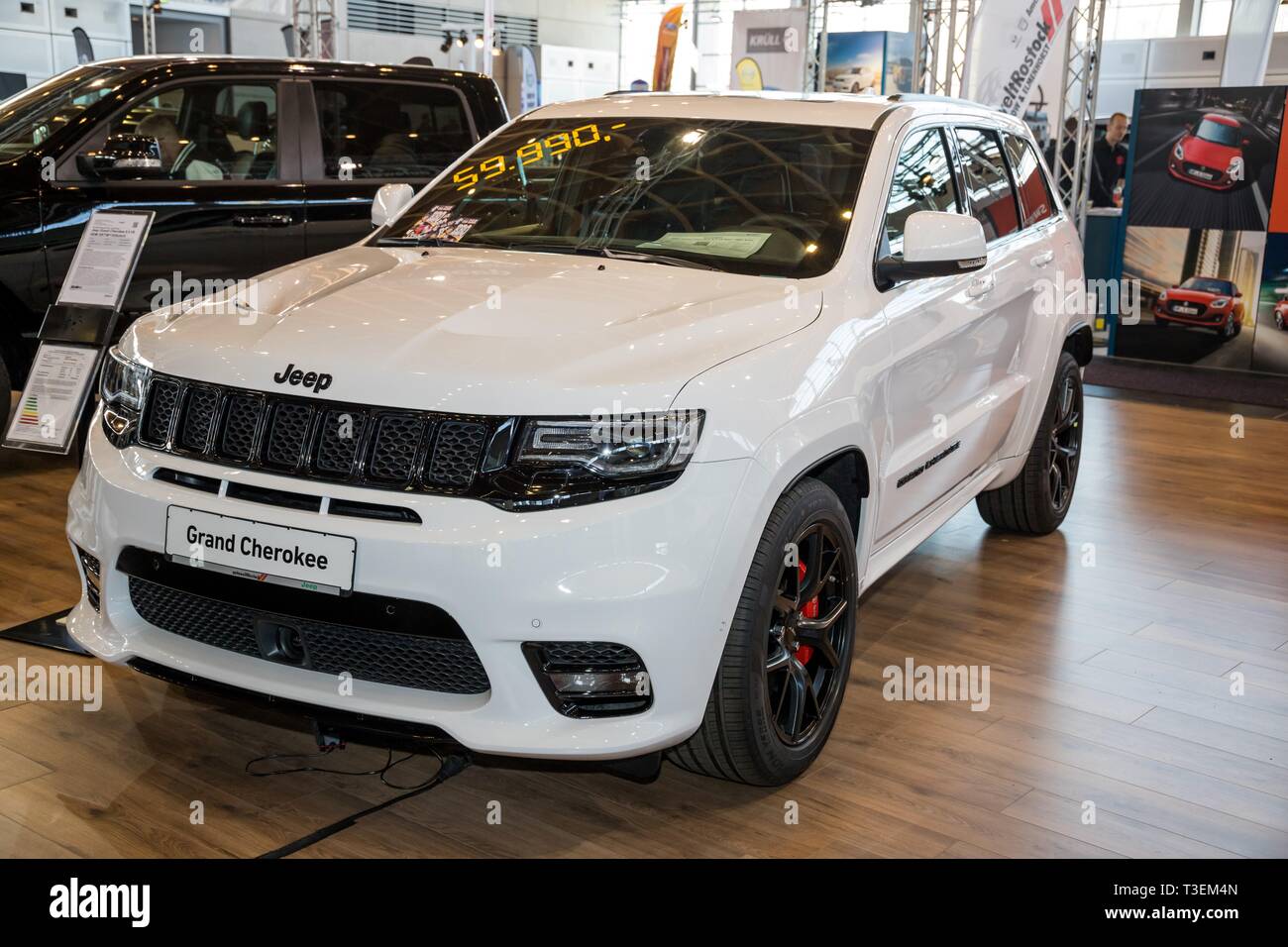 Jeep Grand Cherokee SRT - Rostock, Deutschland - 8 April, 2019: "auto Trend 2019 - Auto Messe Rostock' Stockfoto