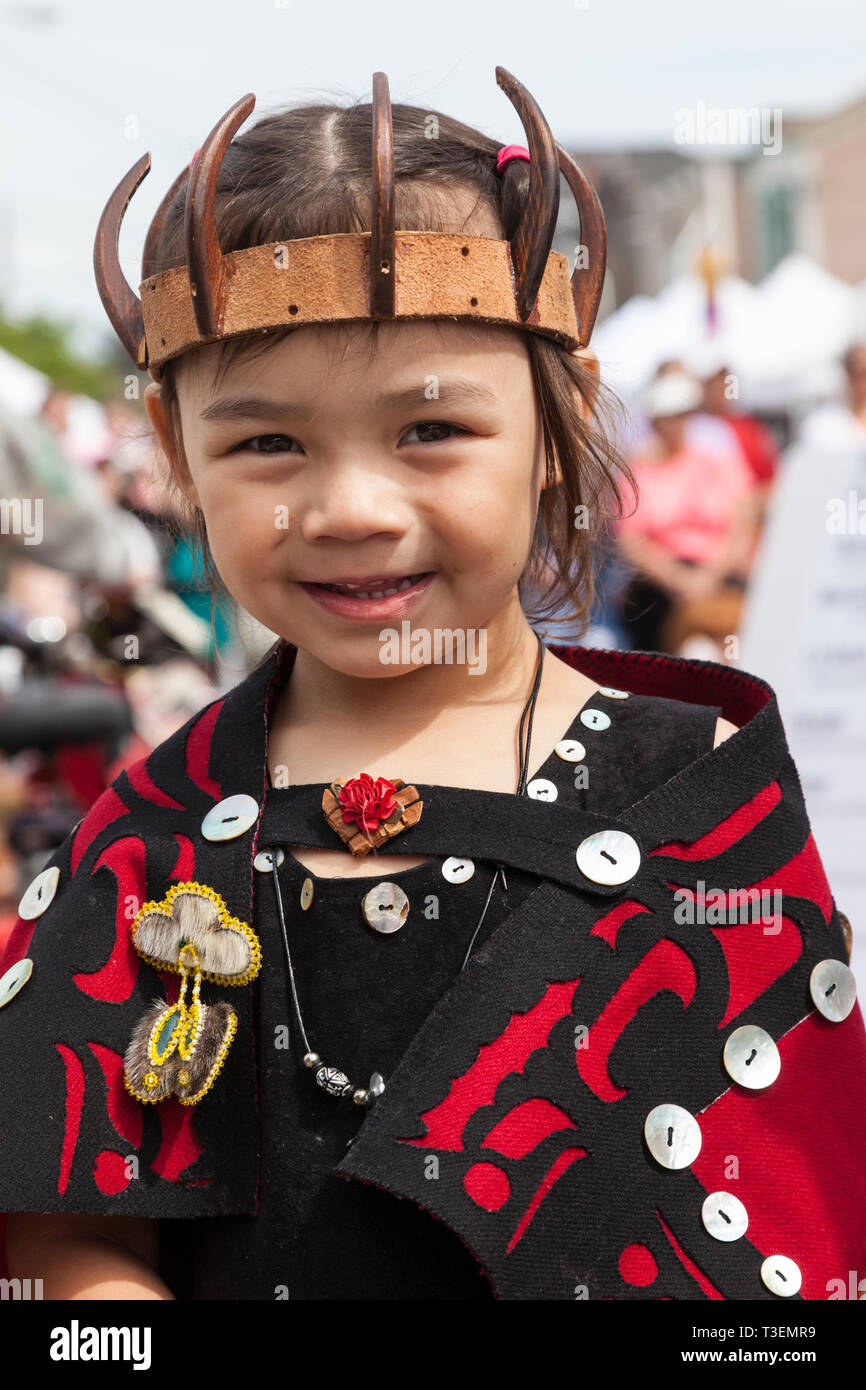 Glücklich lächelnd, Native American Kind in traditioneller Kleidung an der Penn Cove Water Festival. Pacific Northwest Haida Tlingit indianischen Stämmen. Stockfoto