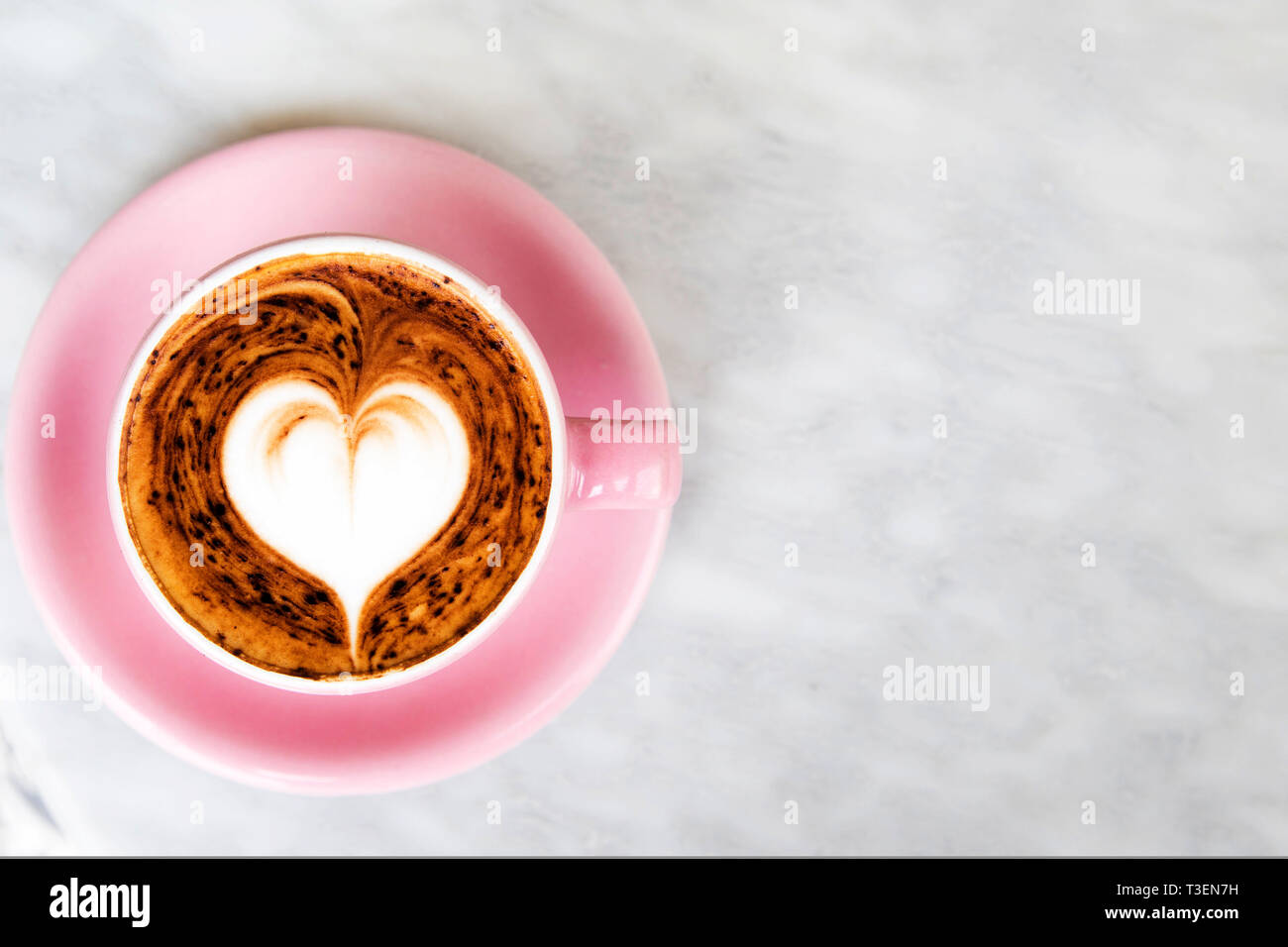 Heiße Tasse Latte Kaffee auf marmortisch Hintergrund mit Kunst, Stockfoto