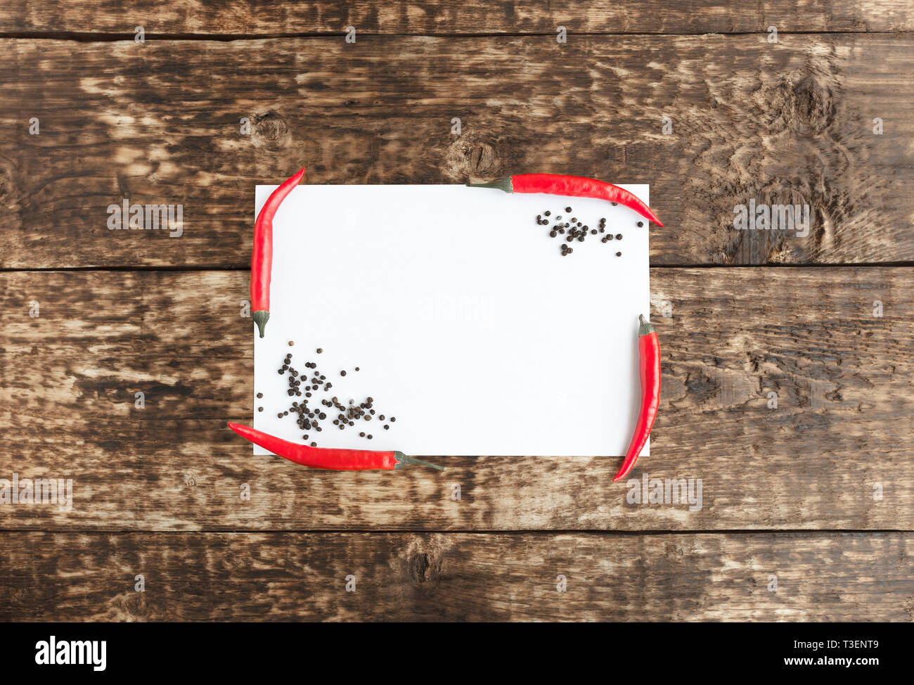 Red Hot Chili Peppers auf alten Holztisch mit weissen Blatt Papier für Text Stockfoto