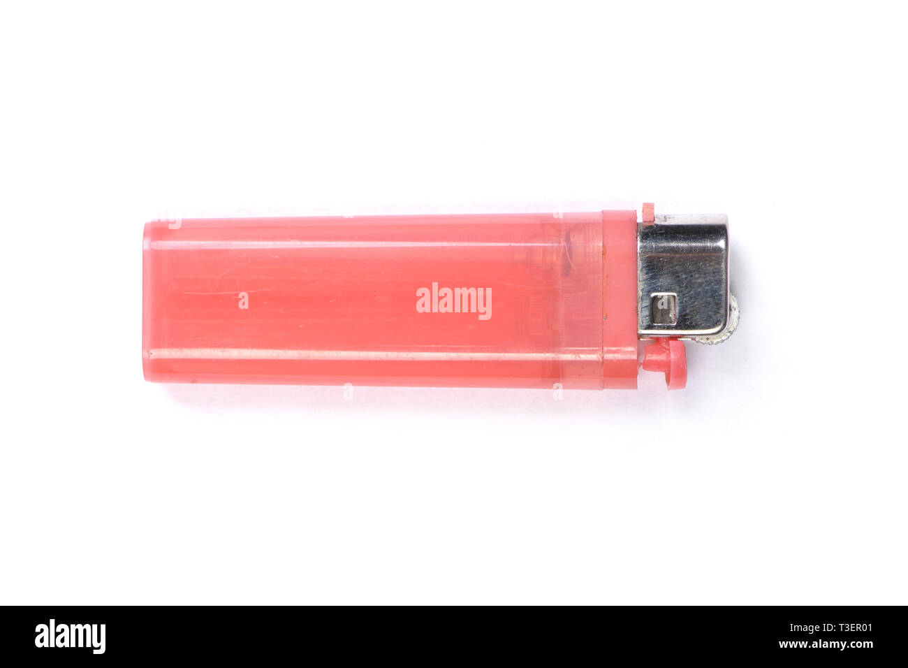 Billig rosa Kunststoff- Einweg Feuerzeug auf weißem Hintergrund Stockfoto