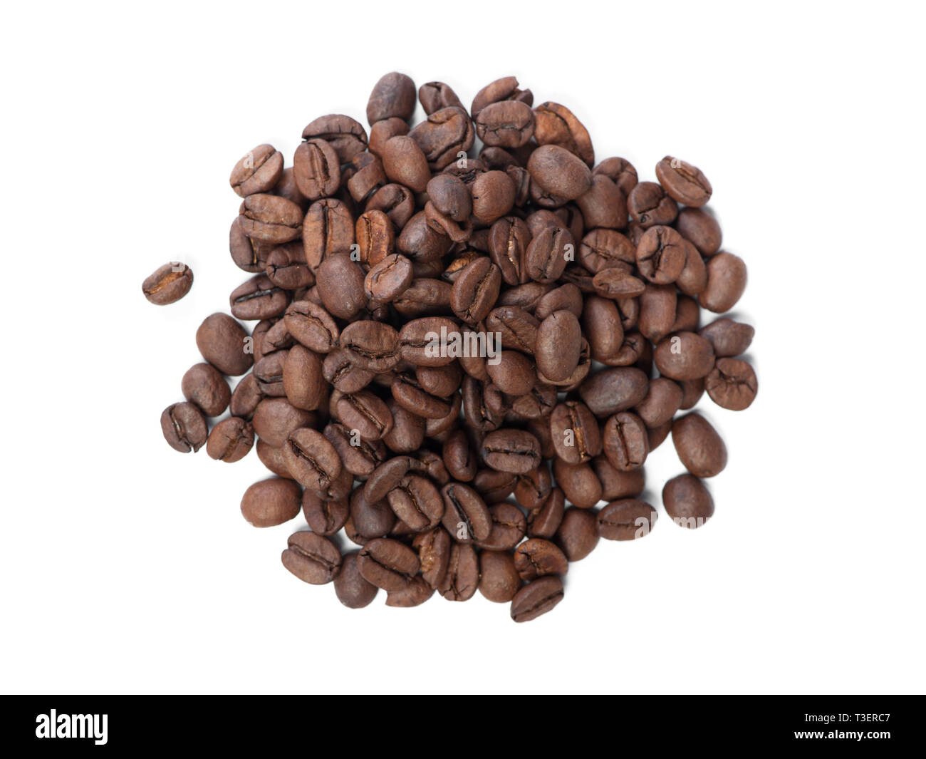 Handvoll Kaffeebohnen auf weißem Hintergrund Stockfoto