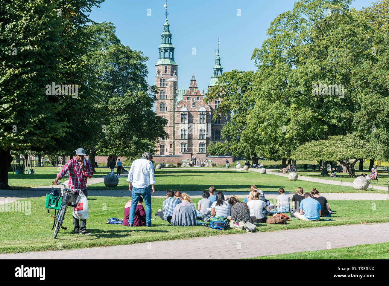 Ein Lehrer mit seiner Zeichnung Klasse Schüler erfassen Schloss Rosenborg aus des Königs Gärten in Kopenhagen Stockfoto