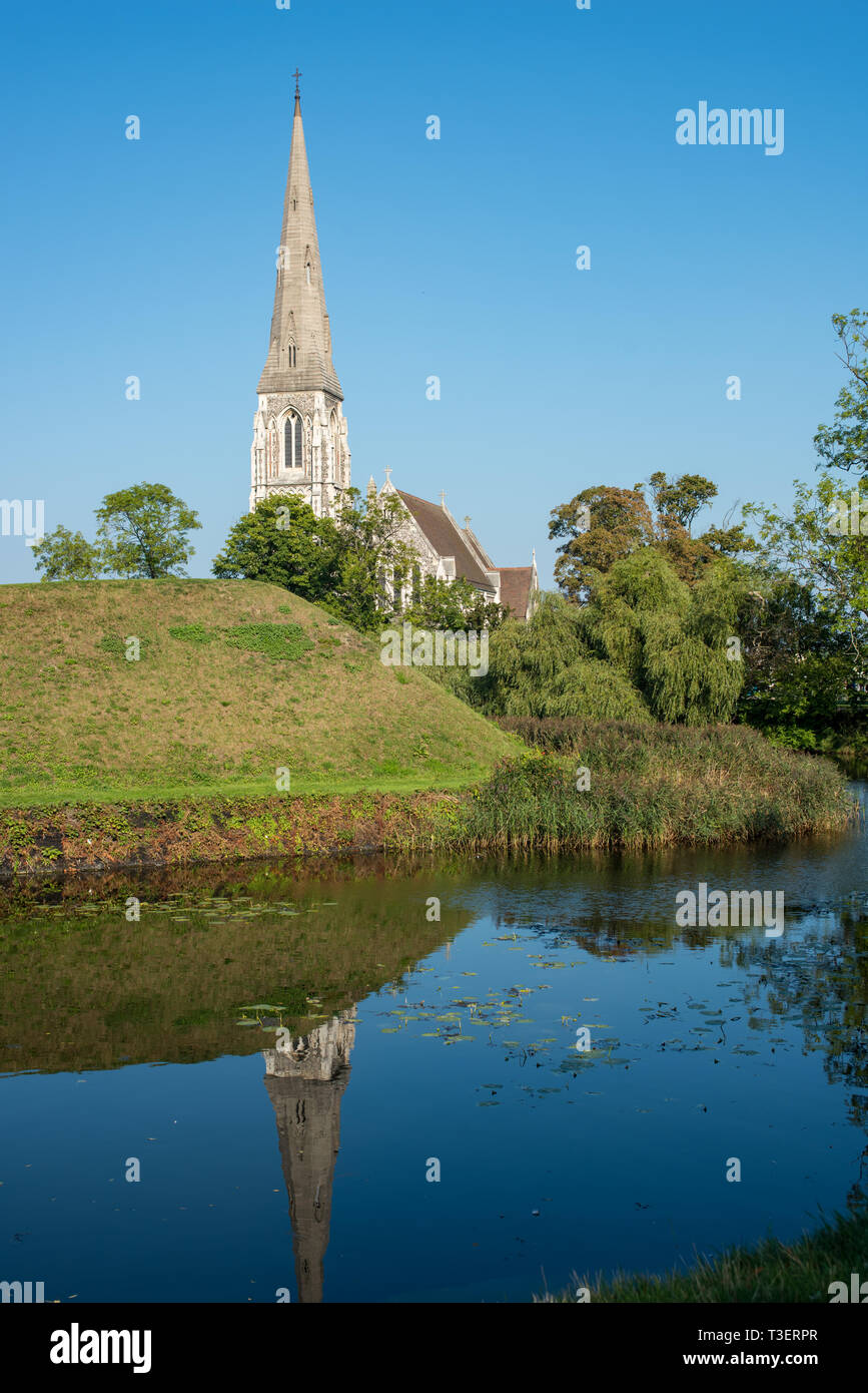 Ein Blick auf die St. Alban Kirche in Kopenhagen, die oft als die englische Kirche, über von der Wassergraben der Festung Kastellet Stockfoto