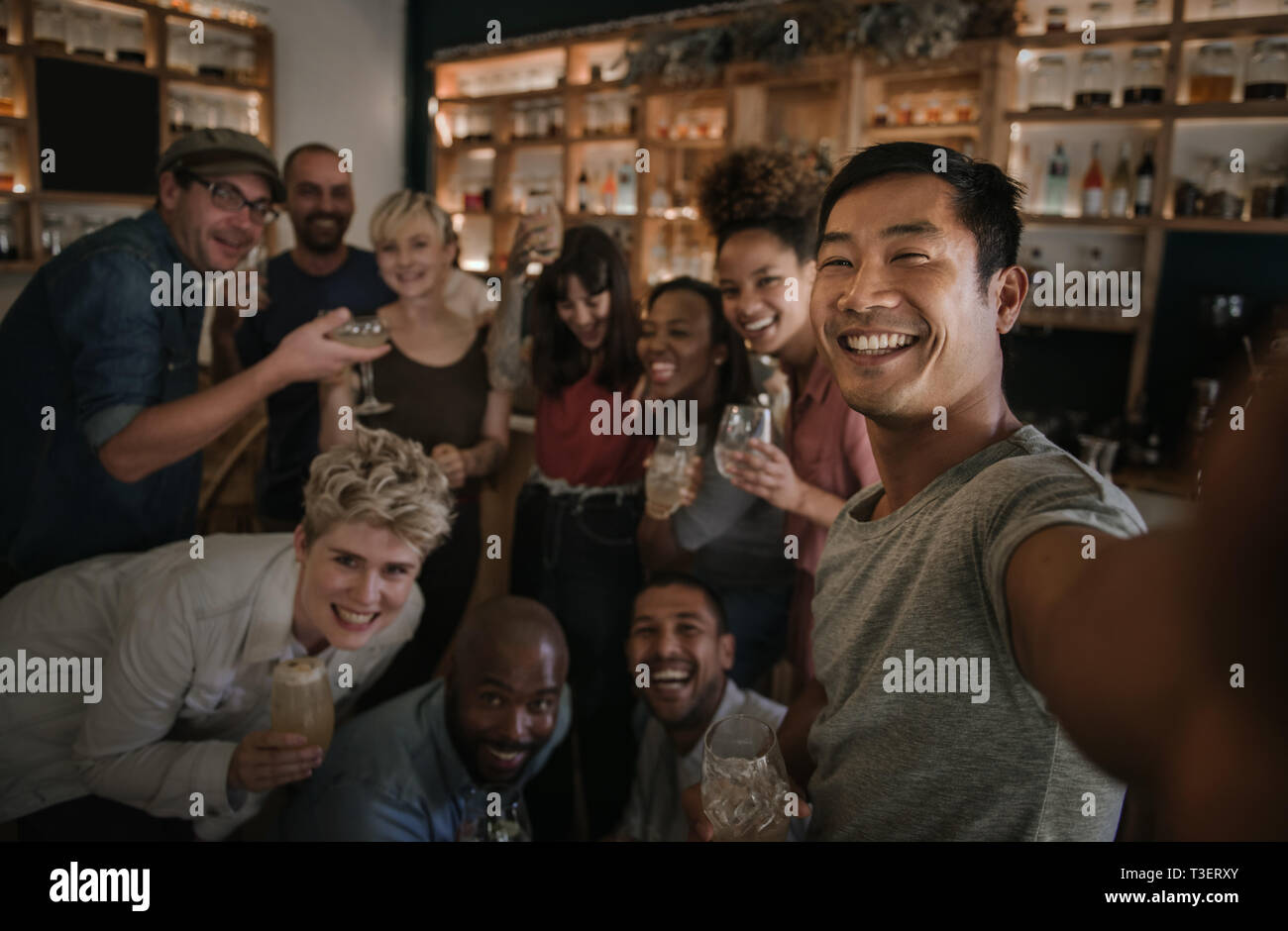 Freunde unter selfies und dabei Spaß haben in einer Bar Stockfoto