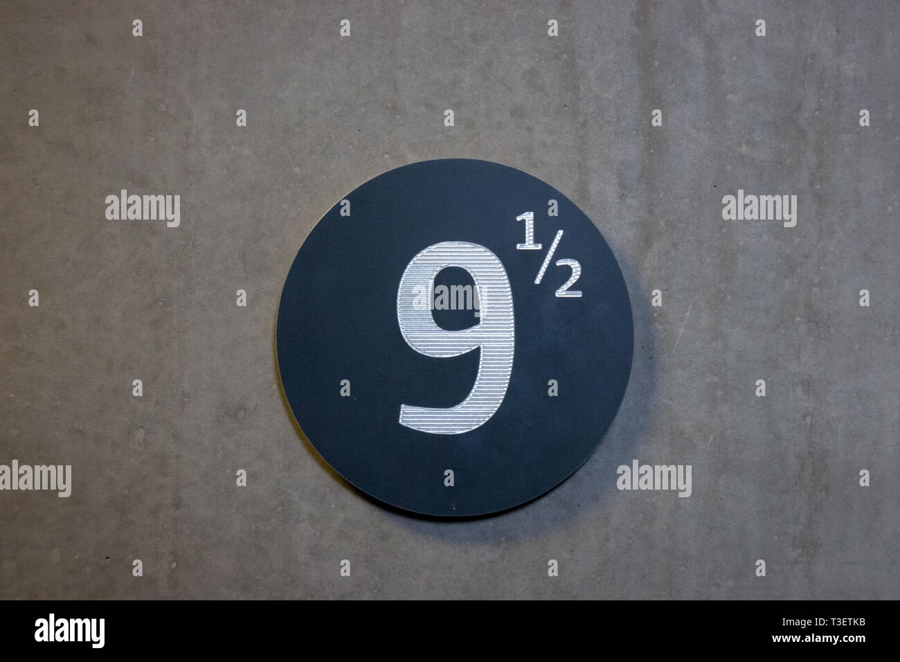 Silberfarbene Zahl 9 9 5 Auf Einem Schwarzen Hintergrund Auf Eine Graue Betonwand Stockfotografie Alamy