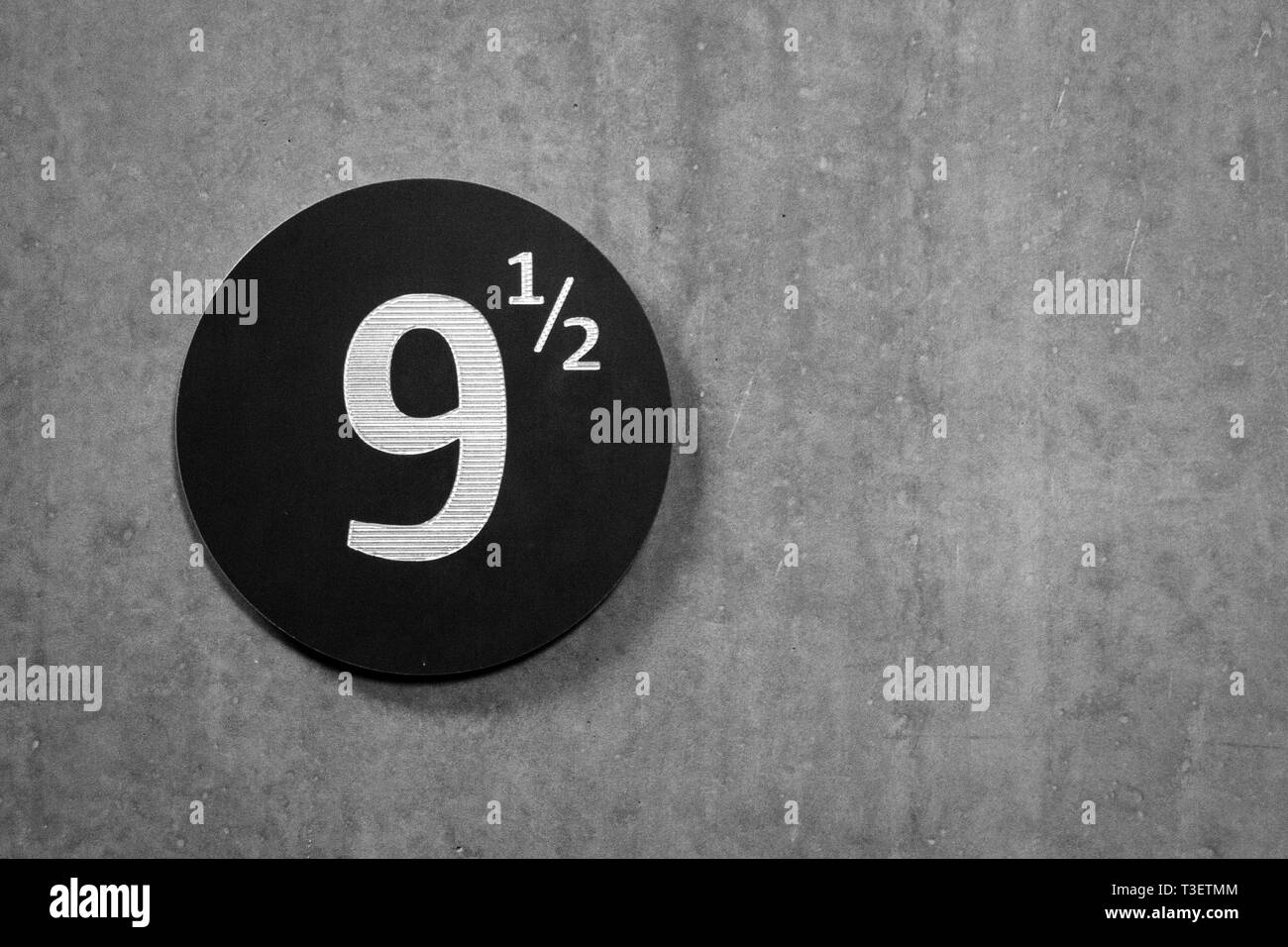Silberfarbene Zahl 9 9 5 Auf Einem Schwarzen Hintergrund Auf Eine Graue Betonwand Stockfotografie Alamy