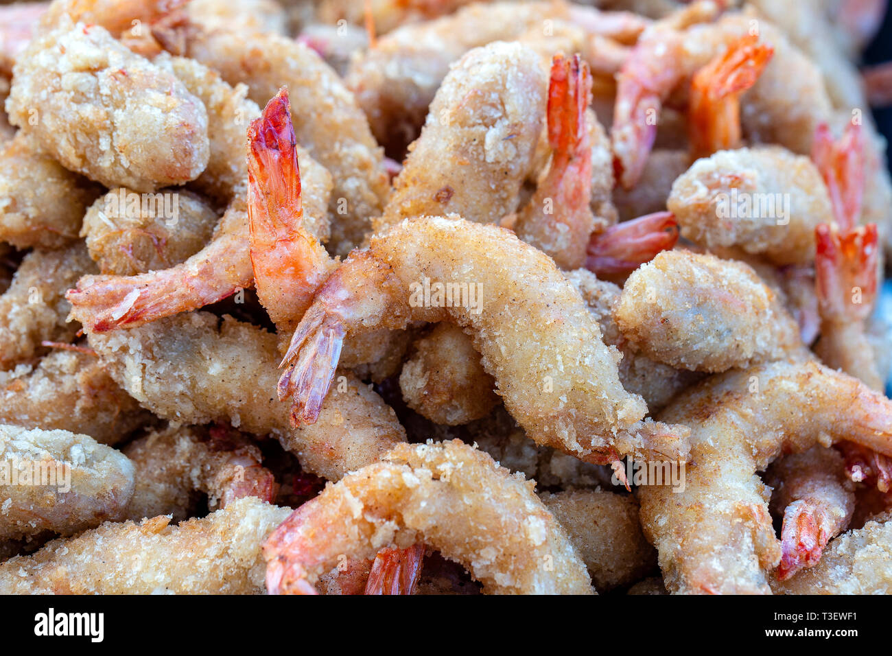 Gebratene Garnelen frittiert ist eine Straße Lebensmittel in den lokalen Markt in Thailand, hautnah. Thai Food Stockfoto