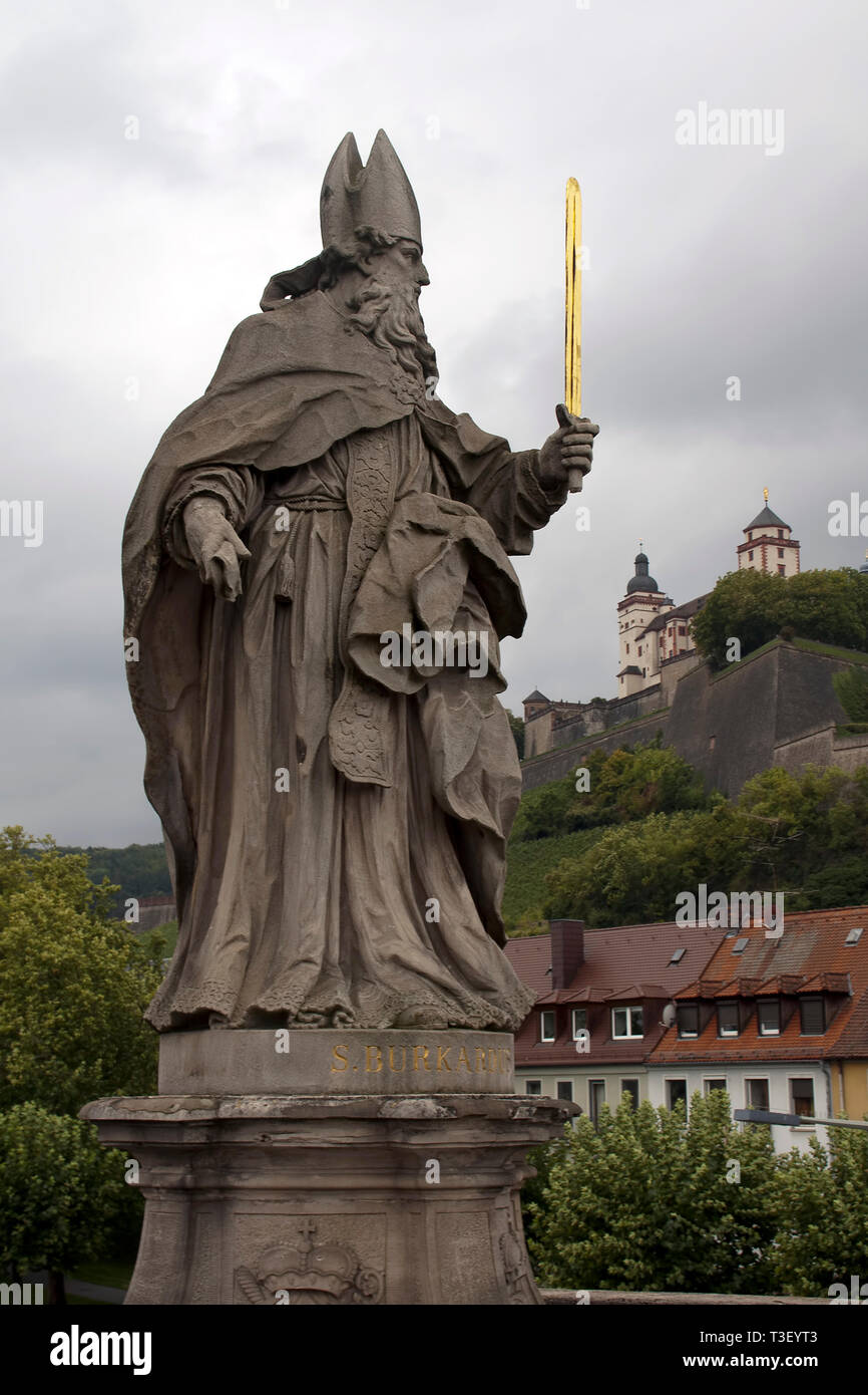 Würzburg, Blick auf Festung Marienberg mit 18. Jahrhundert Statue von St. Burkardus im Vordergrund Stockfoto