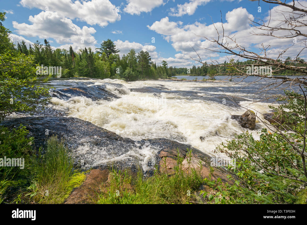 Hohe Wasser auf kahlen Felsen fällt in Quetico Provincial Park, Stockfoto