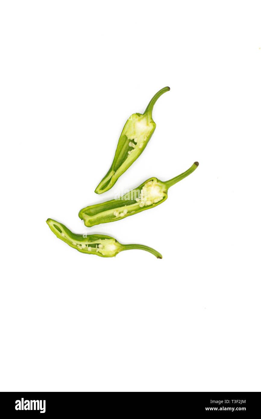 Chili pod-frische grüne Chilischoten - isoliert auf weißem Stockfoto