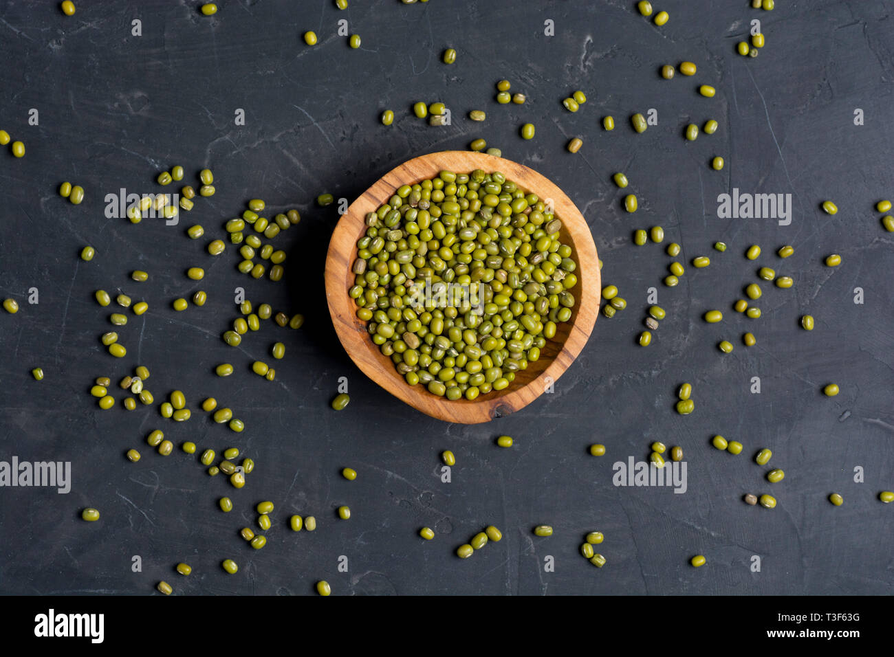 Nicht gegarten Linsen auf einem dunklen Hintergrund. Top View oder flach Stockfoto