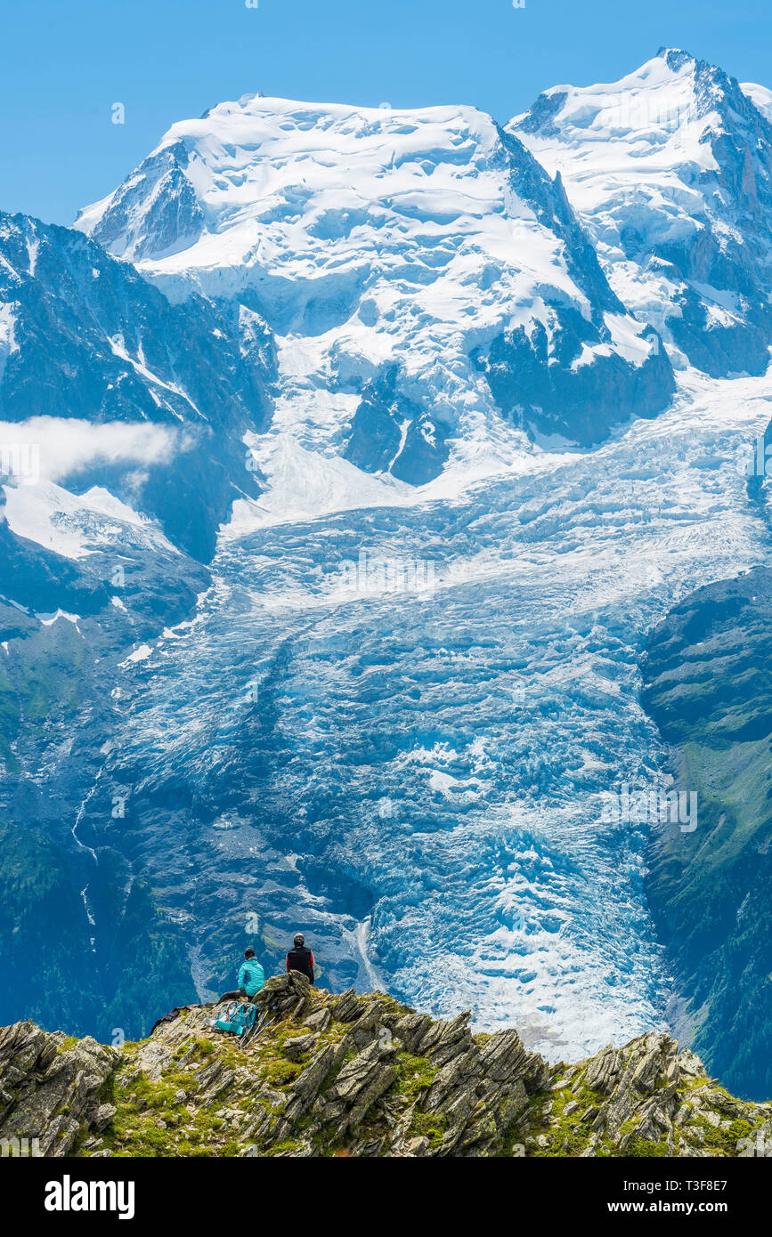 Landschaft des Mont-Blanc-Massivs mit dem bossons Gletscher. Wanderer, bewundern Sie die Landschaft und den Gletscher Stockfoto