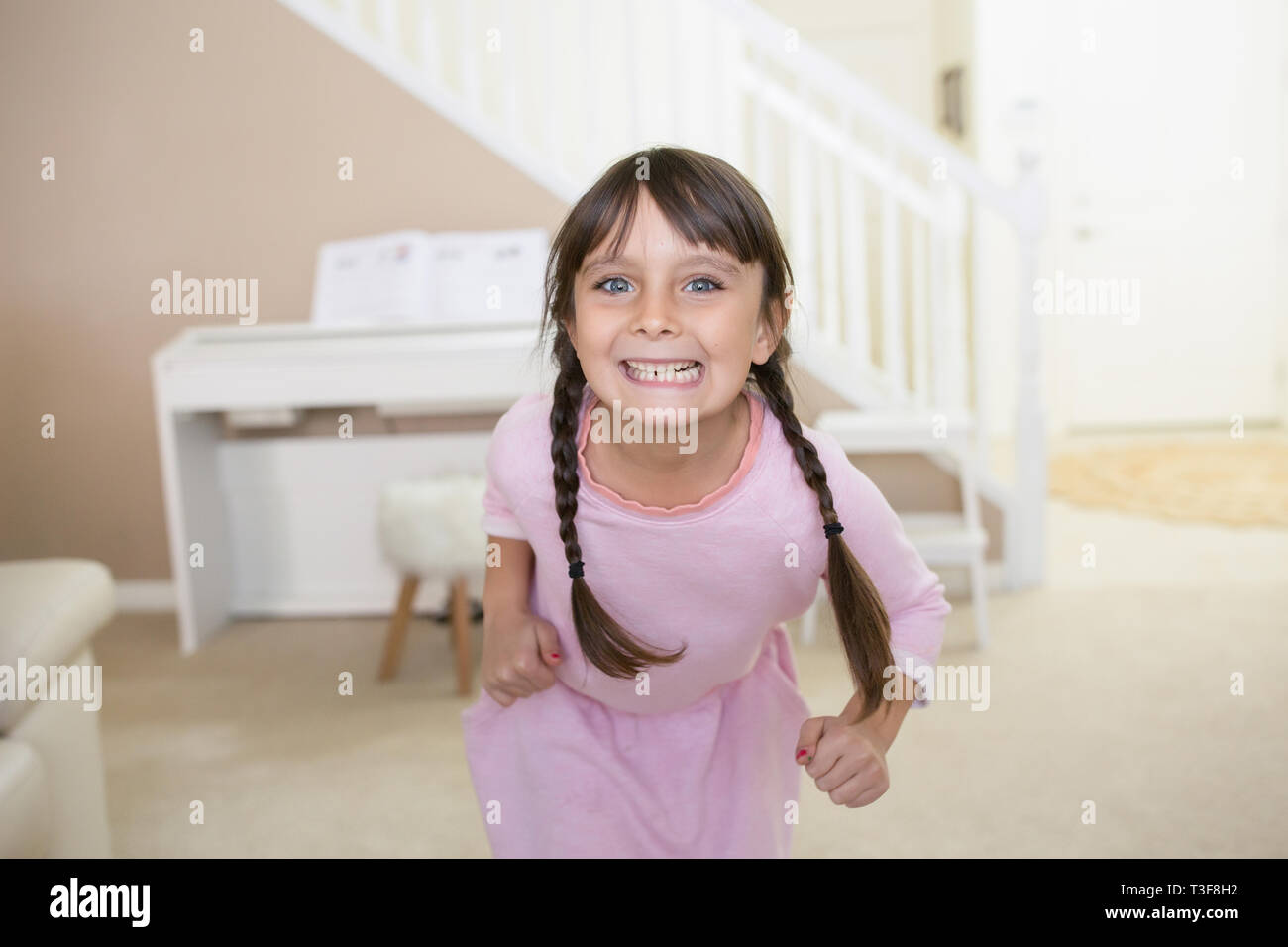 Gerne 6-7 Jahre altes Mädchen mit blauen Augen lächeln in die Kamera. Stockfoto