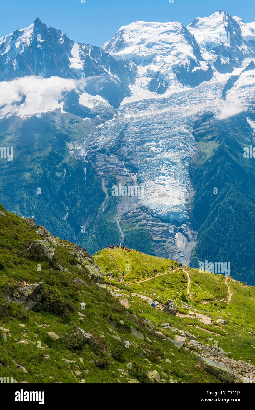 Landschaft des Mont-Blanc-Massivs mit dem bossons Gletscher Stockfoto