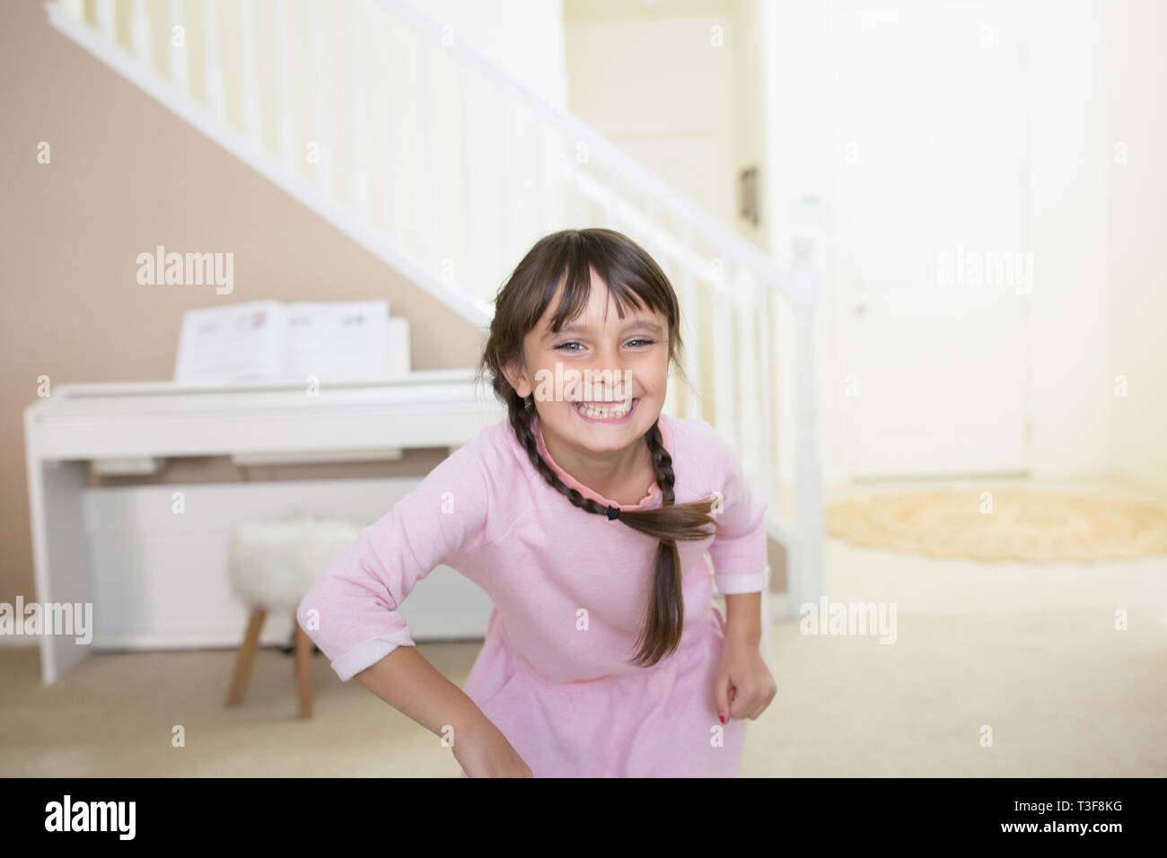 6-7 Jahr alt Happy girl Spaß zu Hause haben. Stockfoto