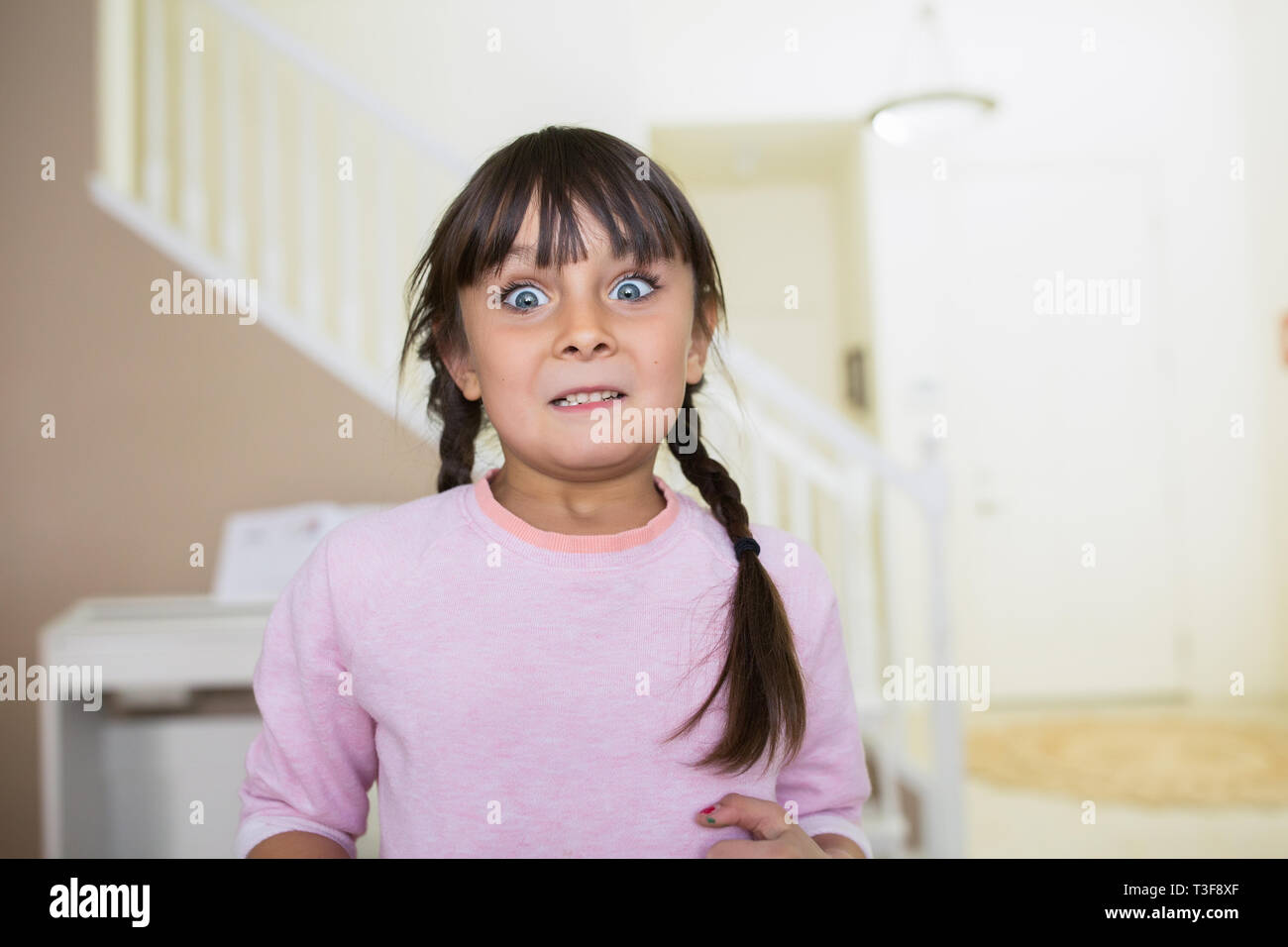 6-7 Jahre alten Mädchen mit einem shoched Gesichtsausdruck. Sie ist nervös und aufgeregt. Stockfoto