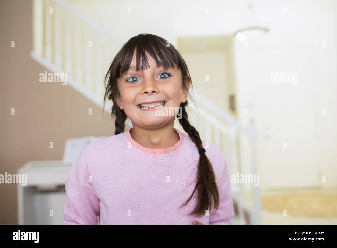 6-7 Jahre alt happy Mädchen mit einem toothy Lächeln. Stockfoto