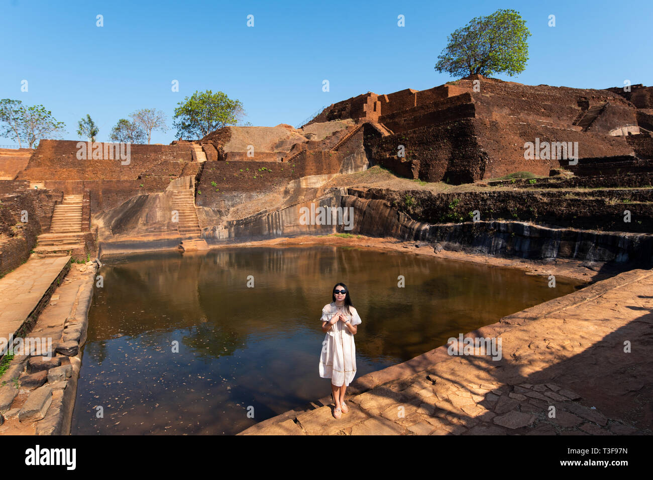 Weibliche Reisende besuchen Sigiriya Felsen in Sri Lanka Stockfoto