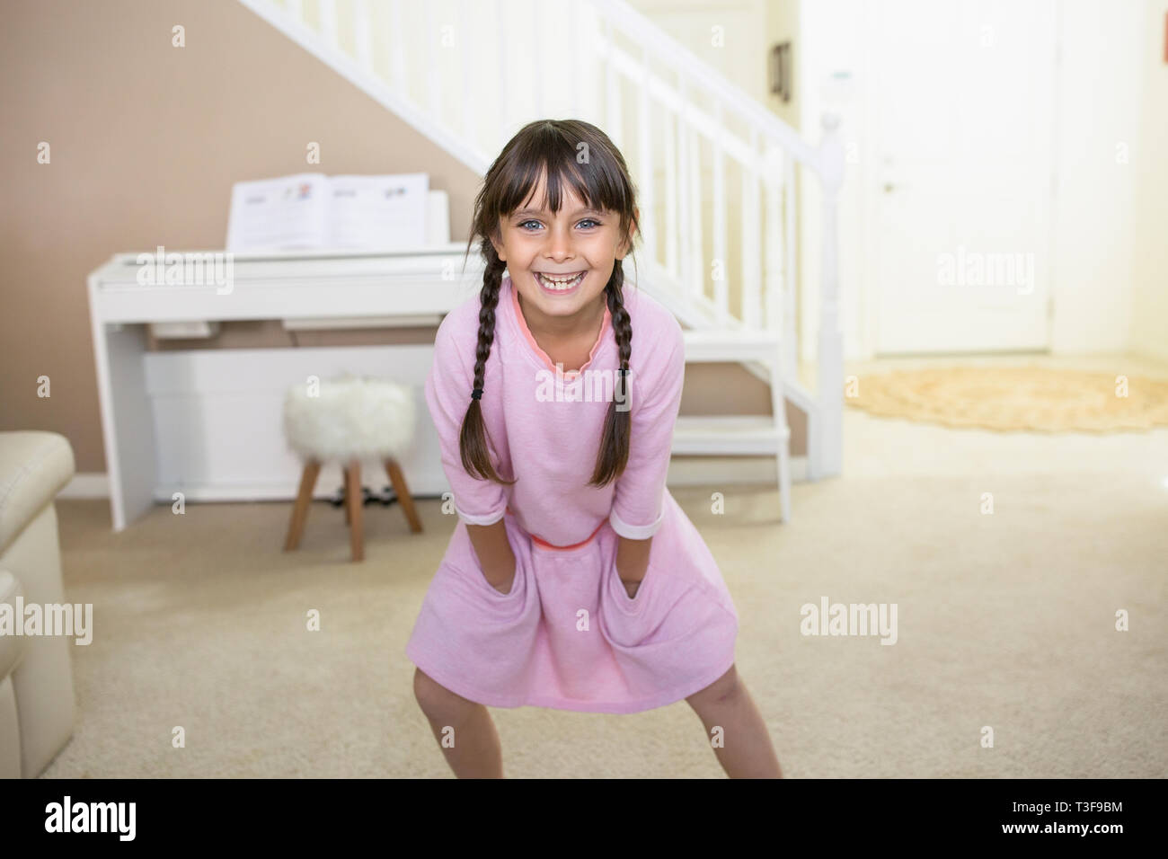 6-7 Jahre alten fröhliches Mädchen in die Kamera mit einem Lächeln. Stockfoto