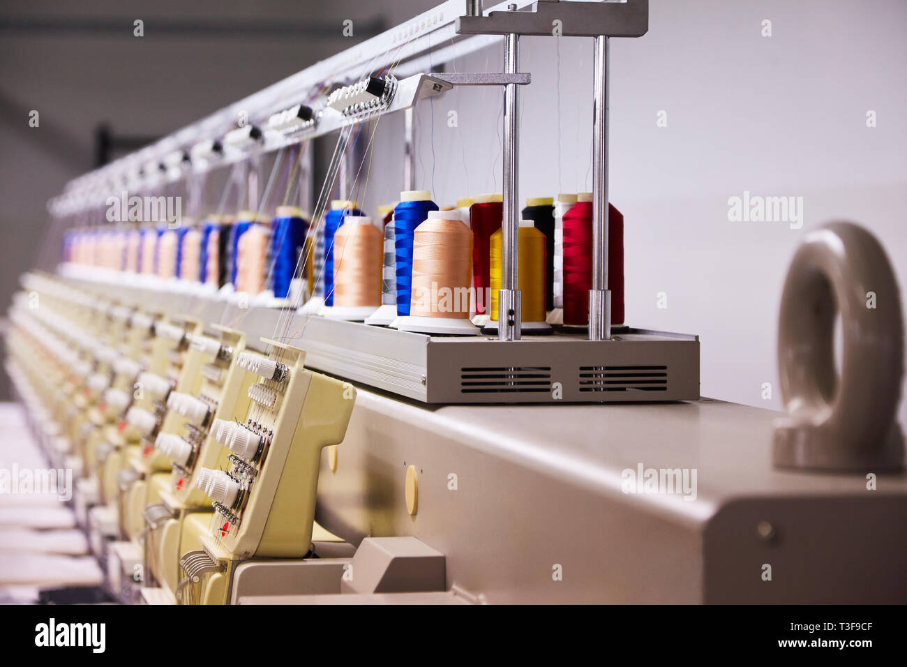 Automatische Stickmaschinen auf das Werk. Kompakte 9-Nadel Stickmaschine. Stockfoto