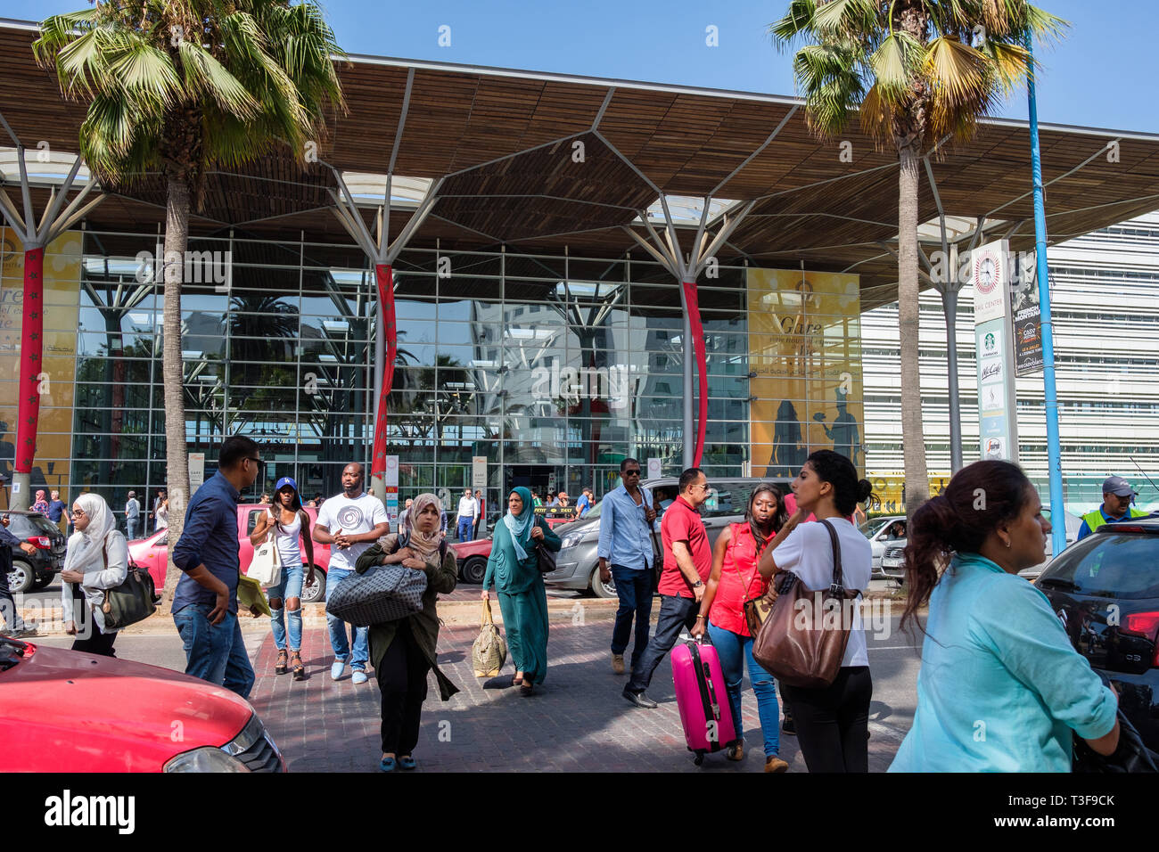 Marokko: Casablanca: Gruppe von Passagieren auf dem Platz am Eingang des neuen Bahnhofs Casa-Port im Jahre 2014 von König Mohammed VI. eingeweiht. Stockfoto