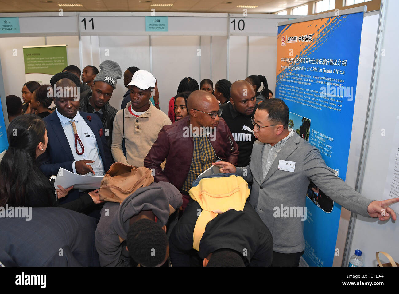 Johannesburg, Südafrika. 8 Apr, 2019. Job Jäger mit den Arbeitgebern an einem Job Messe in Johannesburg, Südafrika, 8. April 2019 kommunizieren. Eine Jobmesse für Südafrikanische Studenten, die vor kurzem ihre Praktika in China abgeschlossen wurde in Johannesburg am Montag hielten ihre Beschäftigung zu erleichtern. Die Veranstaltung wurde von der südafrikanischen Ministeriums für Höhere Bildung und Ausbildung, South Africa-China Wirtschafts- und Trade Association und der chinesischen Kultur und International Education Exchange Center statt. Credit: Chen Cheng/Xinhua/Alamy leben Nachrichten Stockfoto