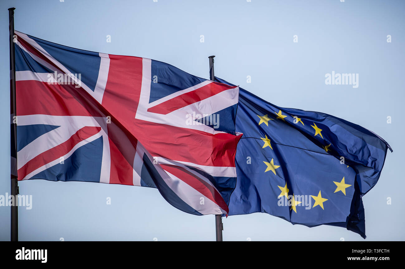 Berlin, Deutschland. 09 Apr, 2019. Die unter der Flagge von Großbritannien (l) ist das Fliegen neben dem der Europäischen Union EU, vor dem Empfang des britischen Premierministers kann vor dem Bundeskanzleramt. Das Thema der Diskussion mit Bundeskanzlerin Merkel ist die Vorbereitung des Brexit Sondergipfel der EU. Quelle: Michael Kappeler/dpa/Alamy leben Nachrichten Stockfoto