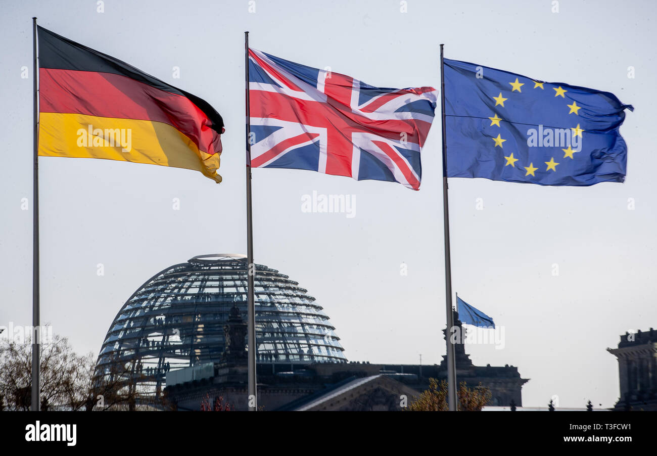 Berlin, Deutschland. 09 Apr, 2019. Die die Flagge von Deutschland (L-R) und Großbritannien weiter an die der Europäischen Union EU ist Fliegen, vor dem Empfang des britischen Premierministers kann vor dem Bundeskanzleramt. Im Hintergrund sehen Sie die Kuppel des Reichstagsgebäudes. Das Thema der Diskussion mit Bundeskanzlerin Merkel ist die Vorbereitung des Brexit Sondergipfel der EU. Quelle: Michael Kappeler/dpa/Alamy leben Nachrichten Stockfoto