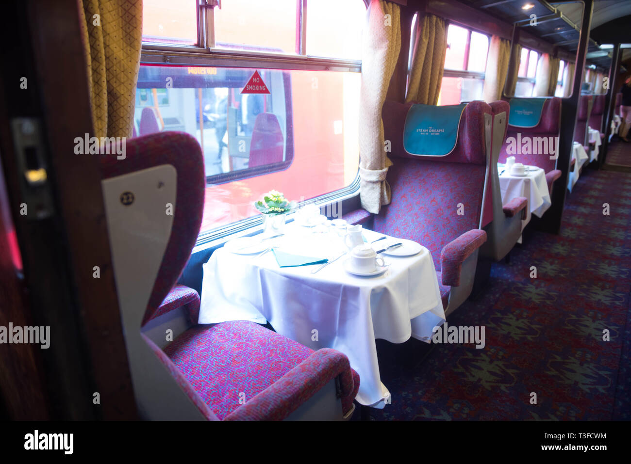 London Waterloo Bahnhof, London, UK. 9. April 2019. In diesem Sommer, der Dampf Träume Rail Co. bringt zwei neue Luxus stream Zug reisen; das Royal Windsor Dampf Express von Waterloo zu Windsor mit der Option ein Champagner Brunch an Bord und den Sonnenuntergang Dampf Express, einen Sonnenuntergang erleben durch die schöne Surrey Hills zu genießen. Beide Züge auf diese Erfahrung wird in der Regel durch ein B I Klasse Lok-'Mayflower' - 1948 erbaut gezogen werden. Die reisen vom 4. Juni bis 3. September 2019. Quelle: Michael Tubi/Alamy leben Nachrichten Stockfoto