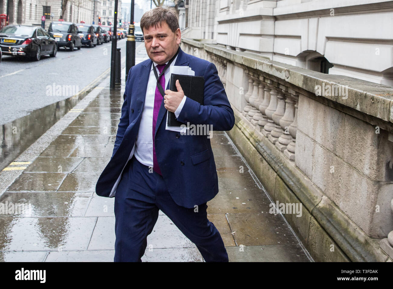 London, Großbritannien. 9. April 2019. Andrew Bridgen, Konservative MP für North West Leicestershire, kommt an eine 'keine Verzögerung, keine Kapitulation - KEIN DEAL' Rallye in Westminster der Pro organisiert - Brexit Brügge Gruppe zu sprechen. Mark Francois MP, Stellvertretender Vorsitzender der European Research Group (ERG), und Anne Marie Morris, der konservative Abgeordnete für Newton Abbot, sprach auch bei der Veranstaltung. Credit: Mark Kerrison/Alamy leben Nachrichten Stockfoto