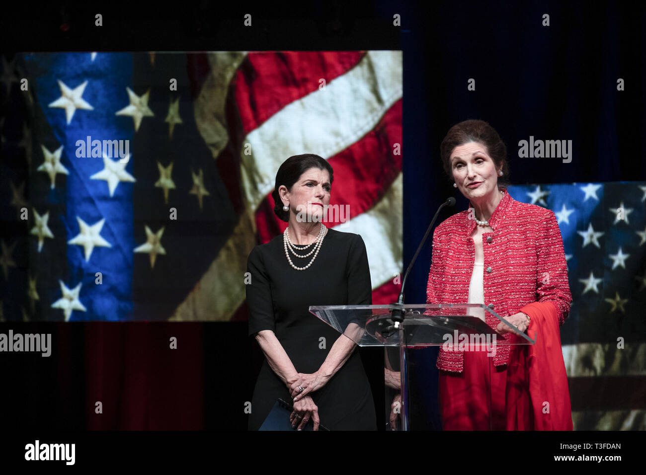 Austin, Texas, USA. 8 Apr, 2019. Luci Baines Johnson, l, und Lynda Johnson Robb, Tochter des ehemaligen Präsidenten Lyndon Baines Johnson die LBJ Bibliothek in drei Tag' "Gipfeltreffen auf Rennen'' in Austin öffnen. Der Gipfel untersucht die Bemühungen der LBJ im Bereich der Bürgerrechte und Gleichstellung von Frauen und Männern in den 60er begann. Credit: Bob Daemmrich/ZUMA Draht/Alamy leben Nachrichten Stockfoto