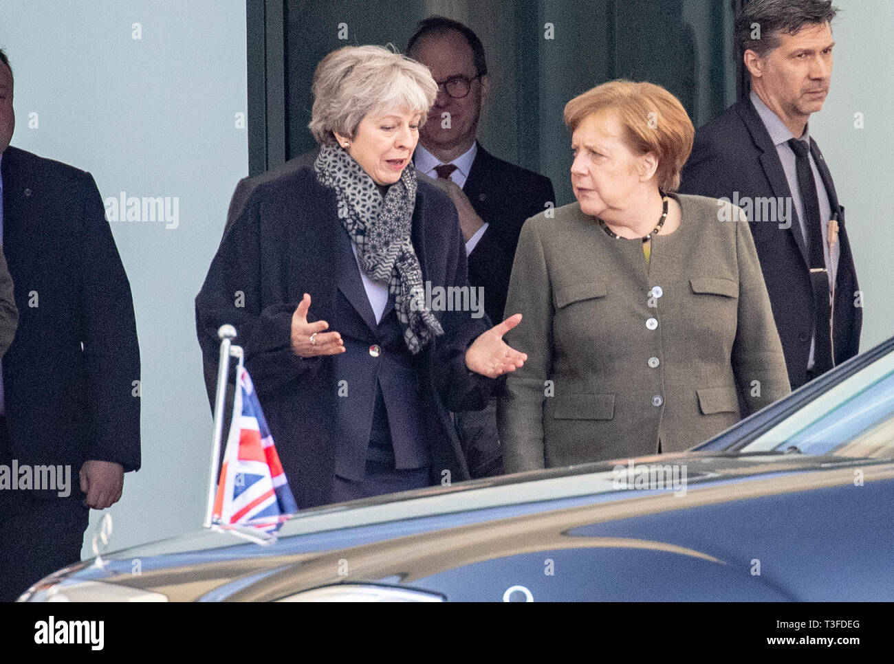 Berlin, Deutschland. 09 Apr, 2019. Bundeskanzlerin Angela Merkel (CDU) kommt aus dem Bundeskanzleramt neben der britische Premierminister Theresa May. Das Thema der Diskussion war die Vorbereitung des Brexit Sondergipfel der EU. Quelle: Michael Kappeler/dpa/Alamy leben Nachrichten Stockfoto