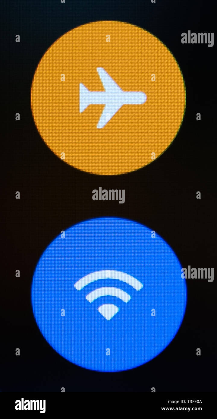 09 April 2019, Hessen, Rüsselsheim: Illustration - der Flug-Symbol und die W-Lan-Symbol auf dem Bildschirm des iPhone sichtbar. Foto: Silas Stein/dpa Stockfoto