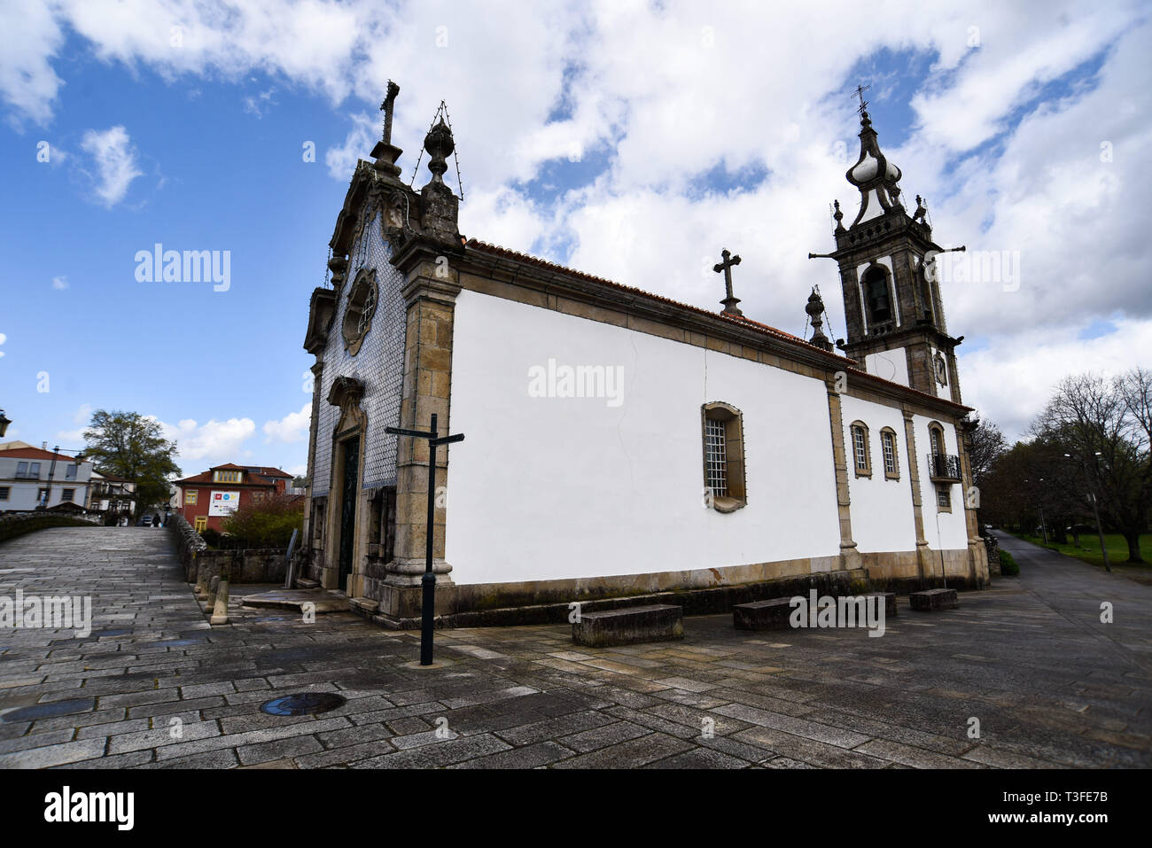 Ponte de Lima, Portugal. 6 Apr, 2019. Eine allgemeine Ansicht der Santo Antonio Da Torre Velha Kirche. Ponte De Lima ist eine der ältesten Städte von Portugal und für die barocke Architektur bekannt, alte Häuser, historische Sehenswürdigkeiten, schöne Gärten und einen Teil der Vinho verde route Credit: Omar Marques/SOPA Images/ZUMA Draht/Alamy leben Nachrichten Stockfoto